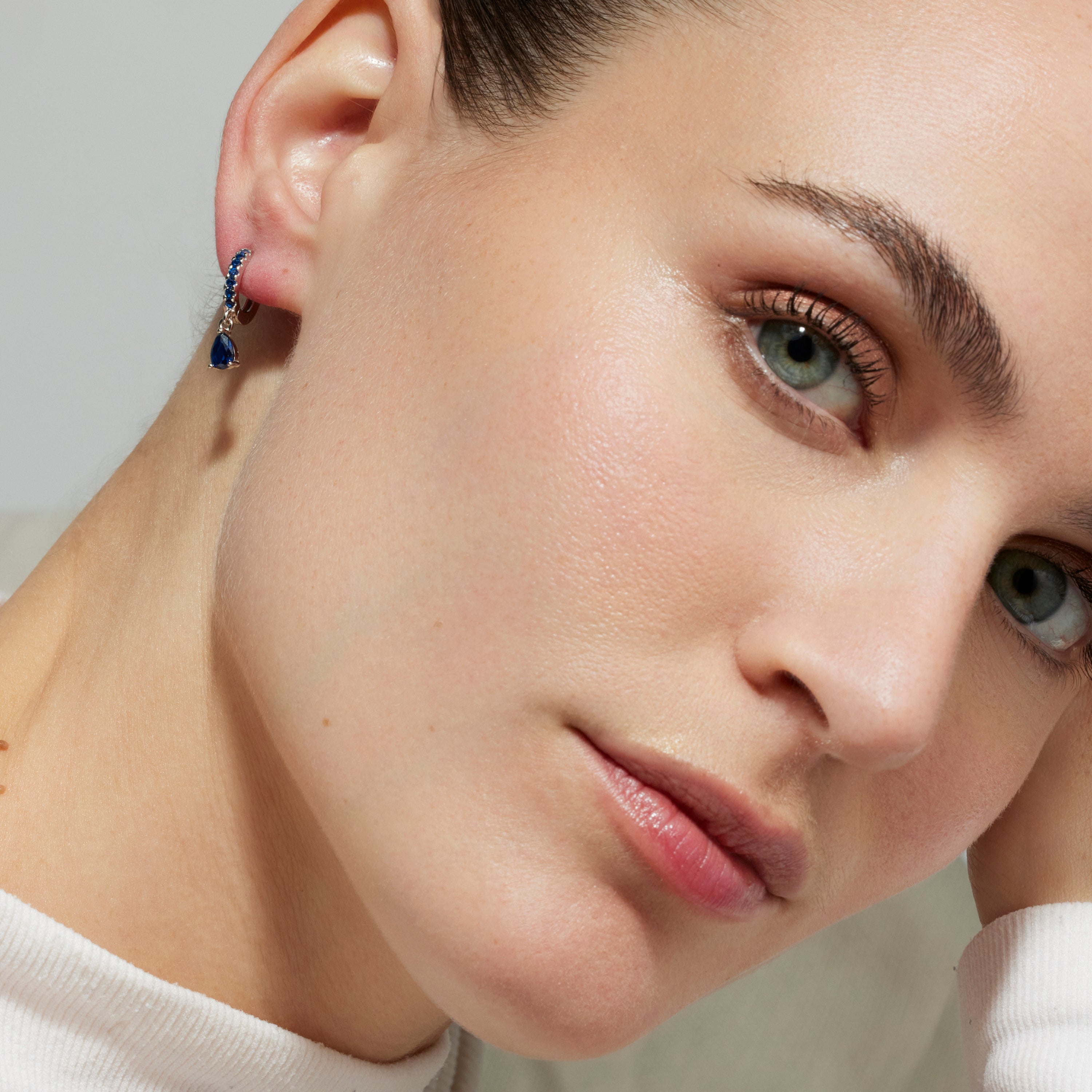 925 Sterling Zilveren Oorbellen met Saffier Zirkonia afgewerkt in rhodium - Intheon