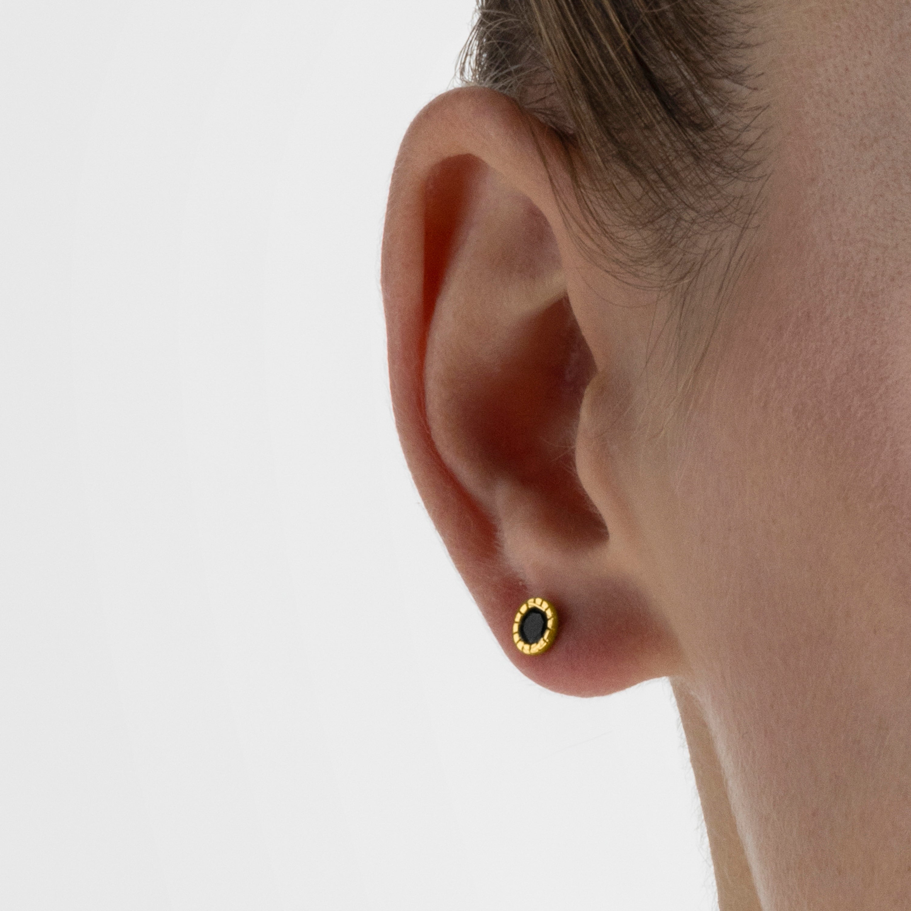 Zilveren 925 oorbellen met Onyx zirconia afgewerkt in 18K geelgoud - Naadim