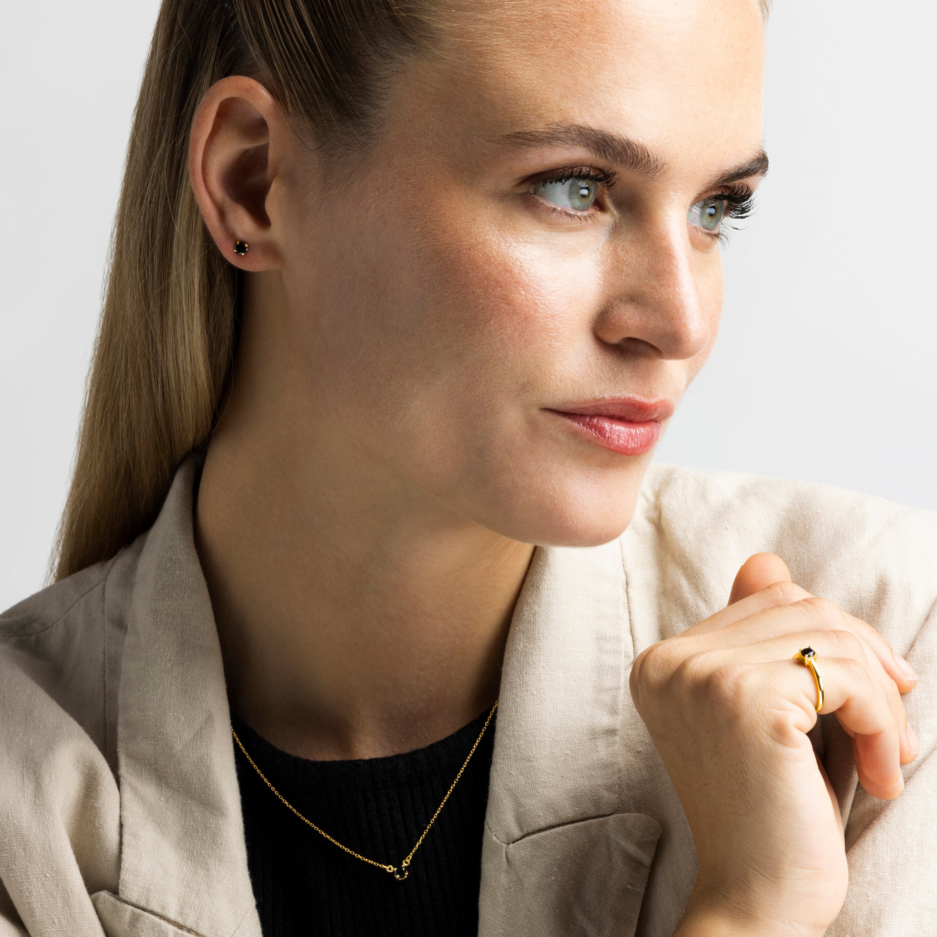 925 Sterling Zilveren Oorbellen met Onyx Zirkonia afgewerkt in 18K Geelgoud - Otieno