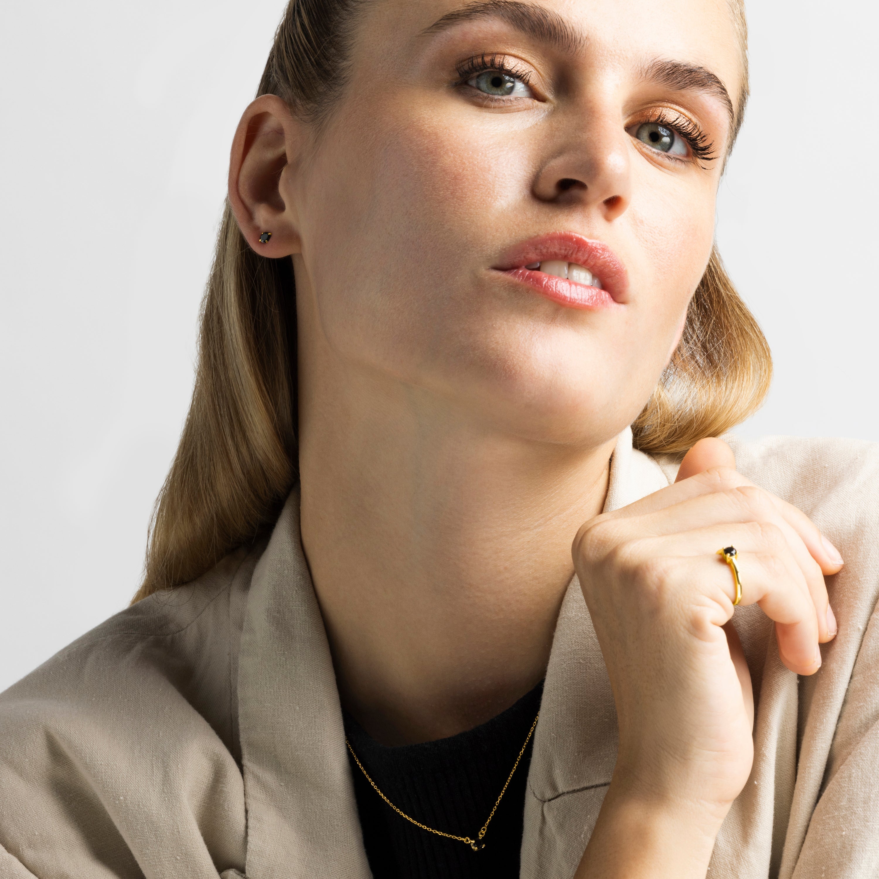 925 Sterling Zilveren Oorbellen met Onyx Zirkonia afgewerkt in 18K Geelgoud - Otieno