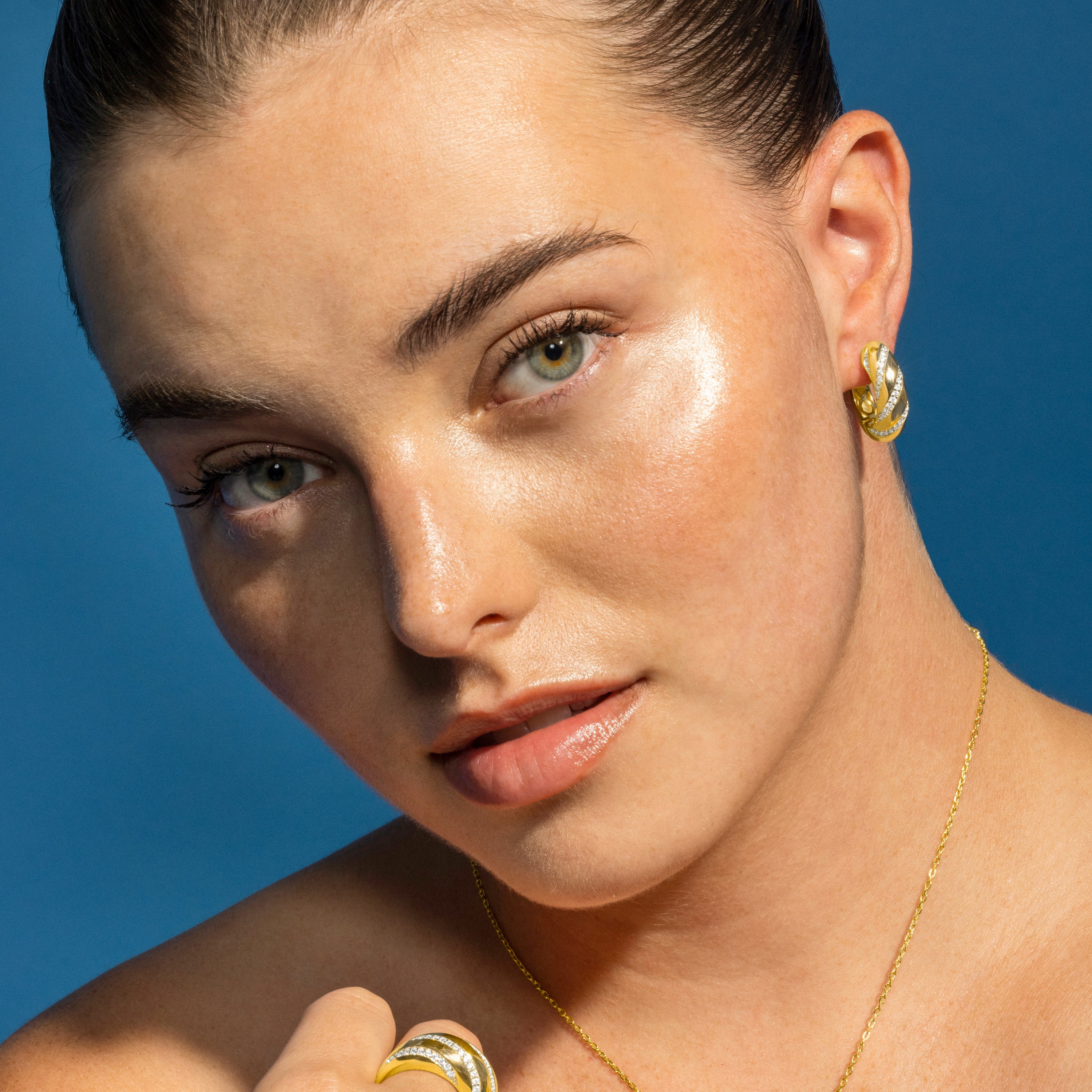 Ohrringe aus 925er Sterlingsilber und glänzenden Zirkonia mit 18k Goldfinish - Vikai