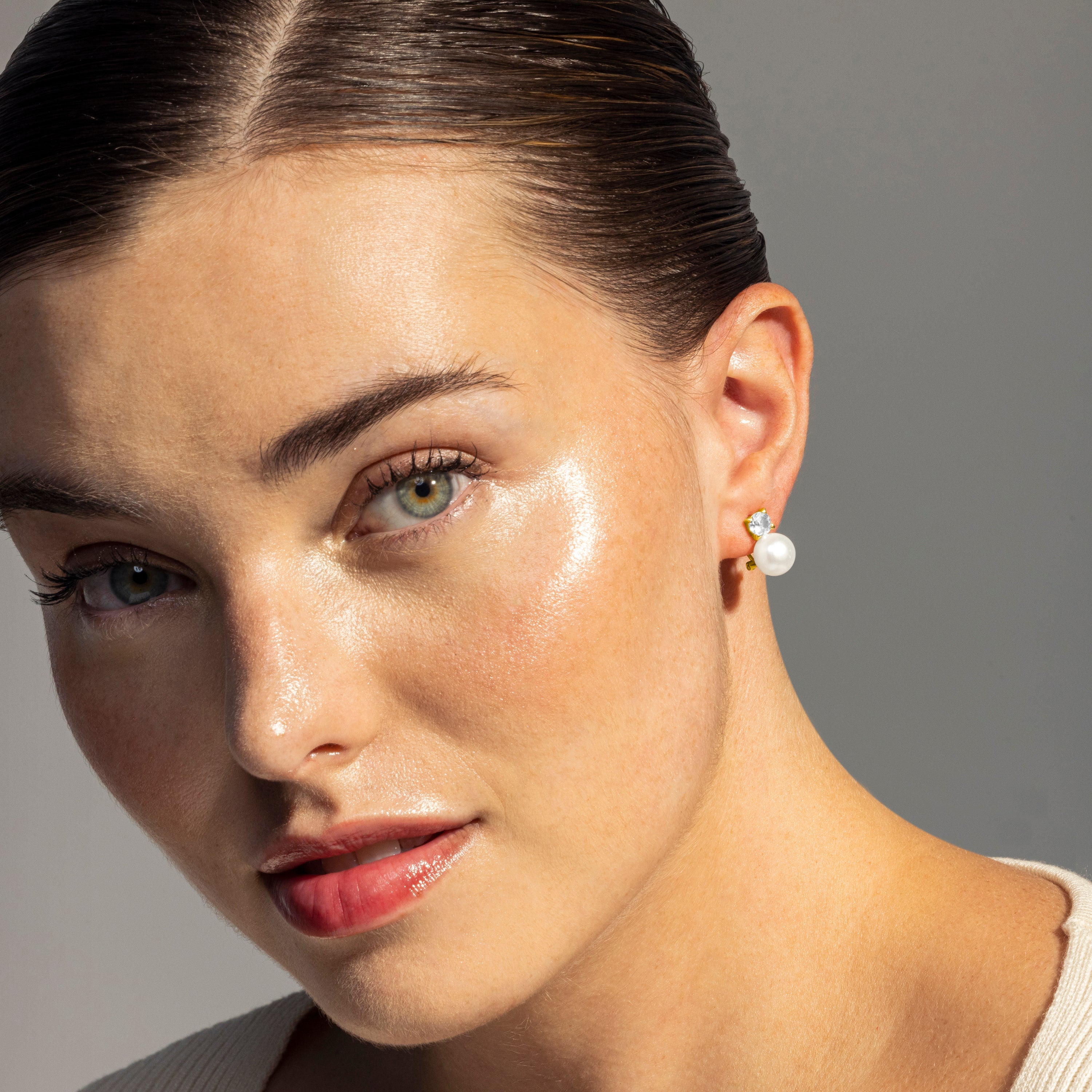 925 Sterling Silver Earrings with White Pearl finished in 18K Yellow Gold - Essential