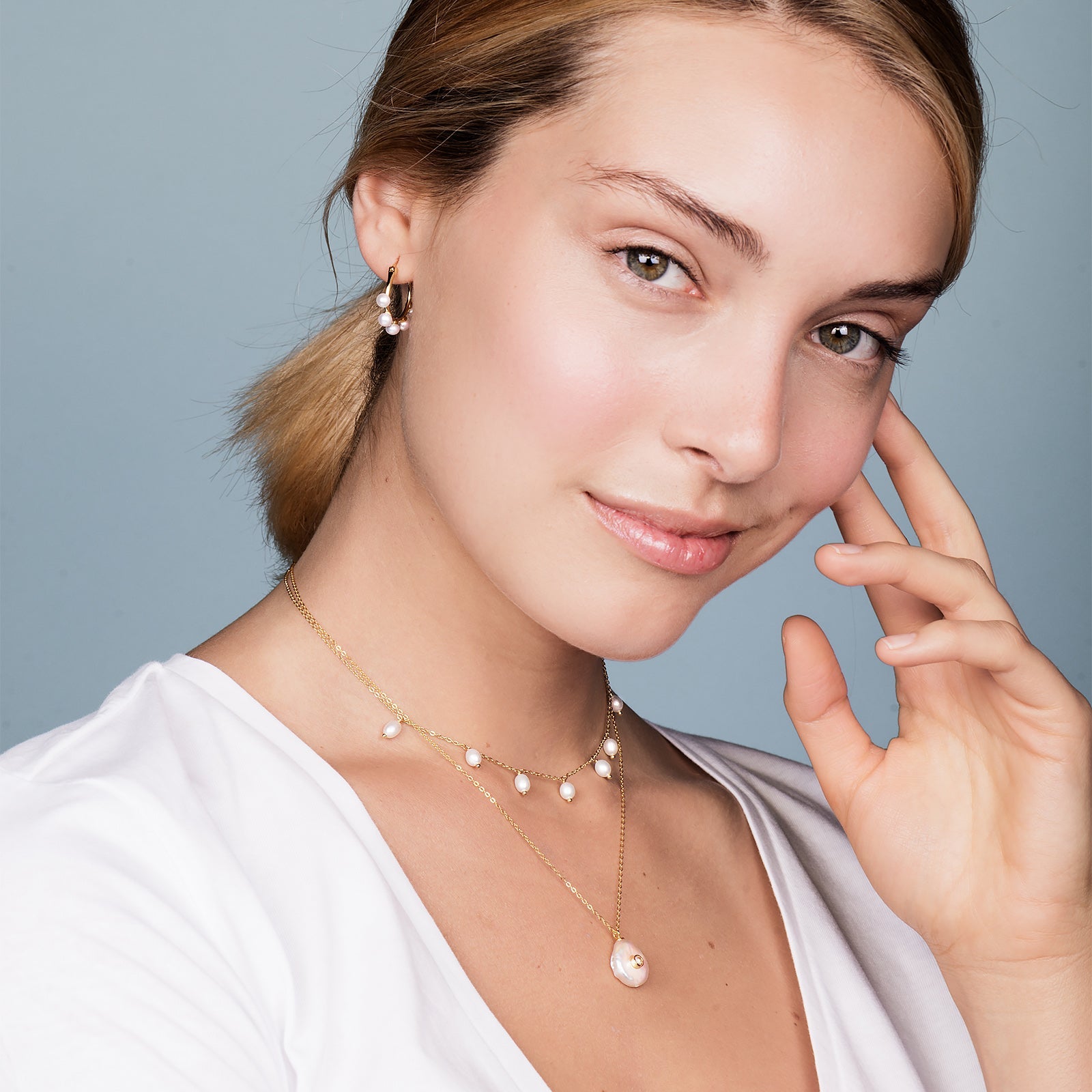 925er Sterlingsilber Ohrringe mit weißen Perlen, vergoldet mit 18K Gelbgold - Fami