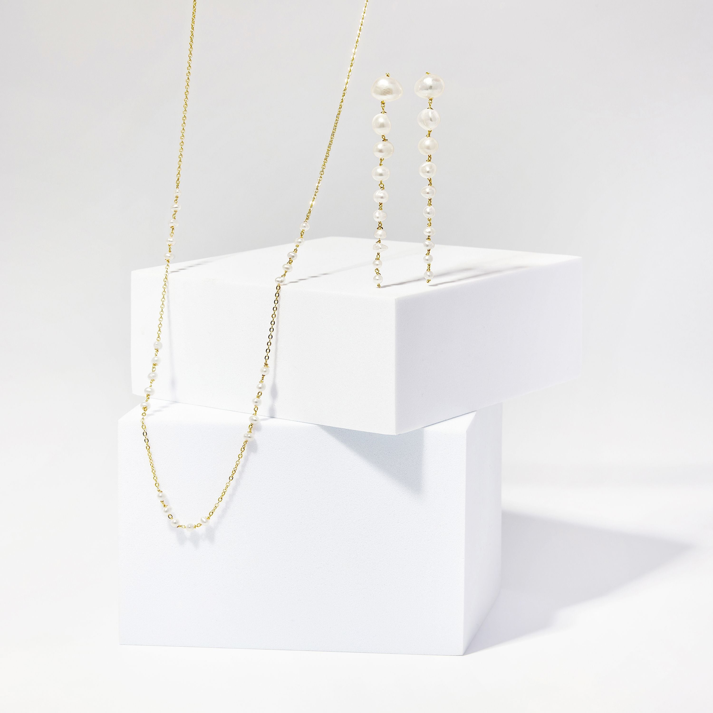 925 Sterling Silver Earrings with White Pearl finished in 18K yellow gold - Thuba