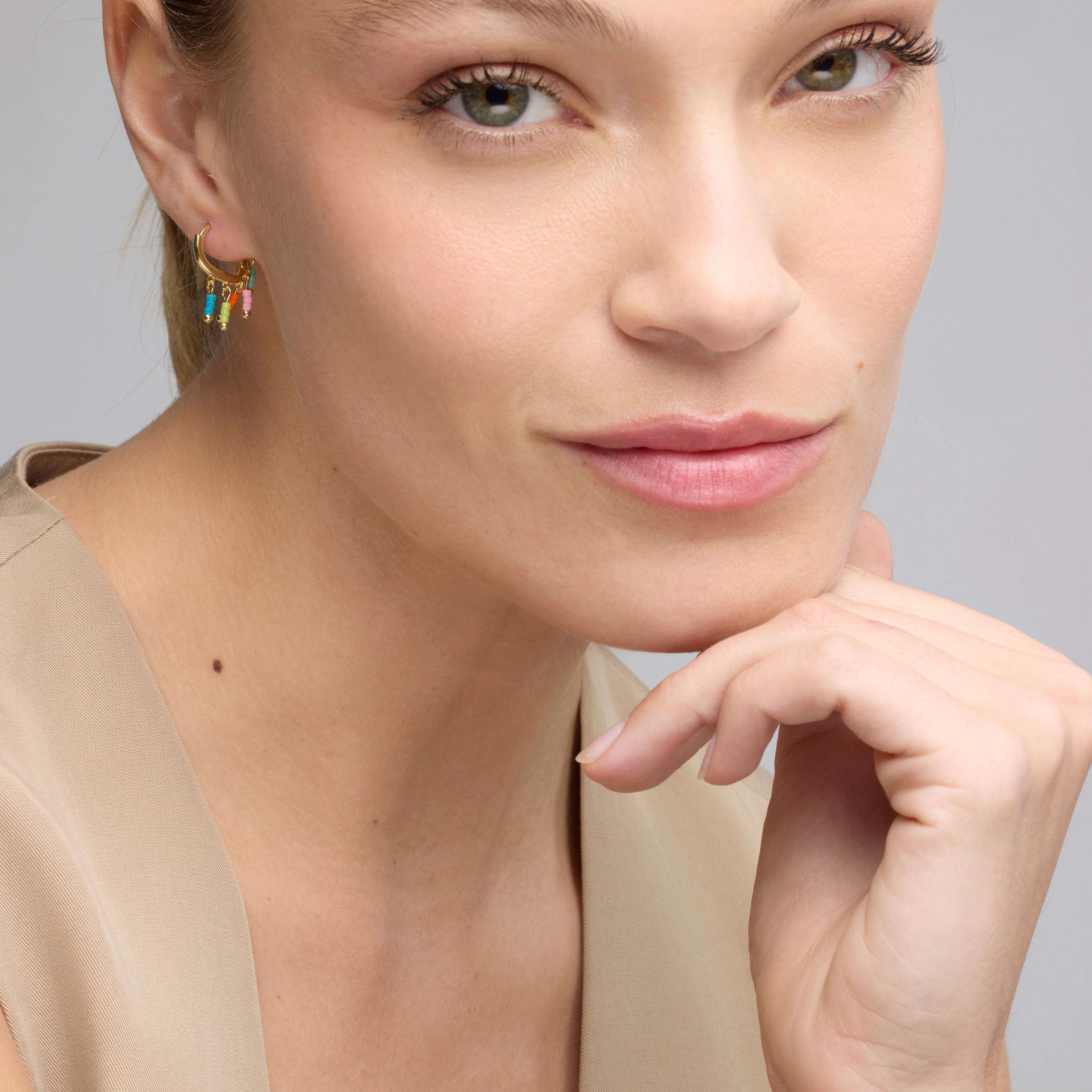 Ohrringe aus 925er Sterlingsilber und mehrfarbigem Lack mit 18k Gelbgold-Finish - Mandel