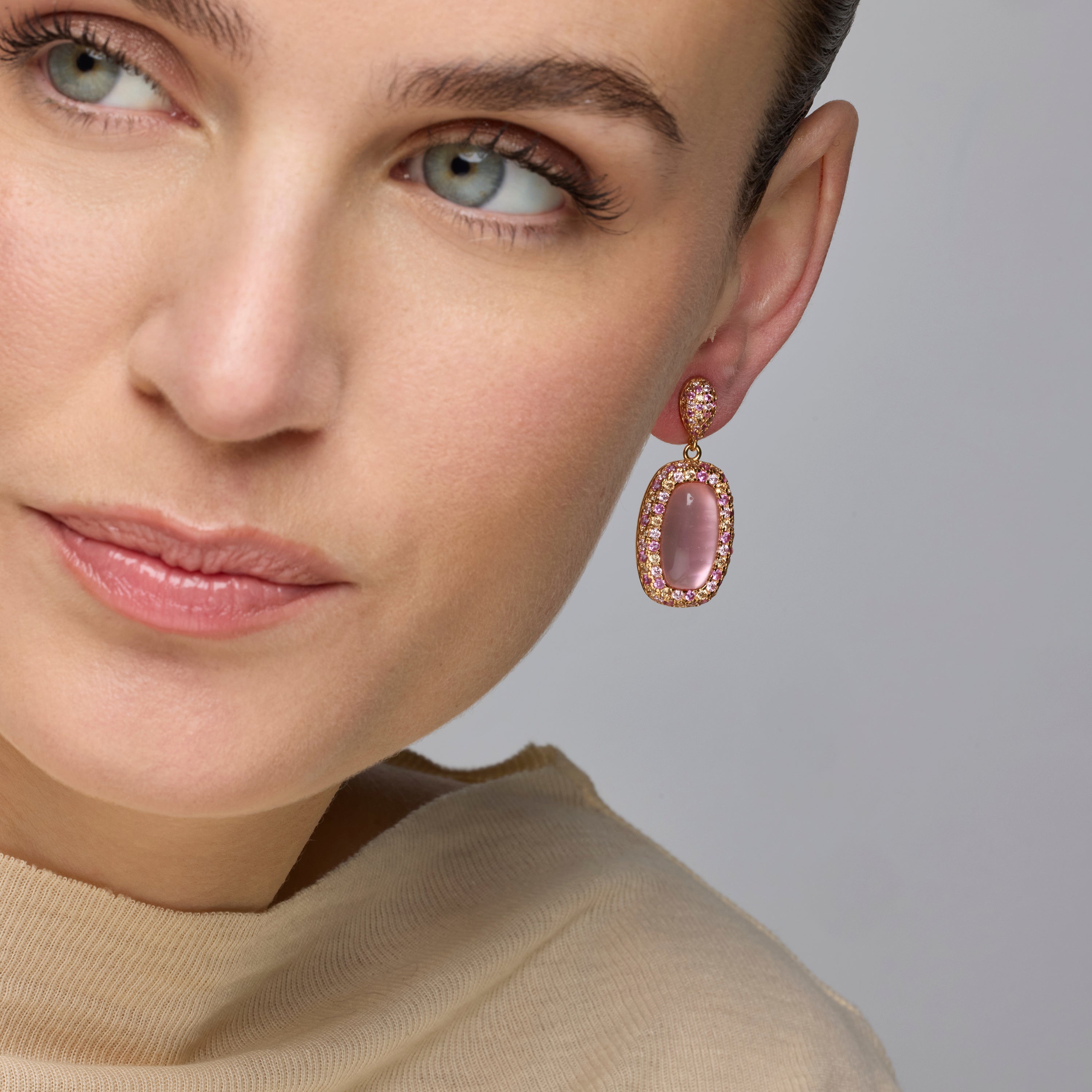 Ohrringe aus 925er Sterlingsilber mit Doppel-Mutterperle in Rosa / Kristall mit 18k Gelbgold-Finish - Baddal