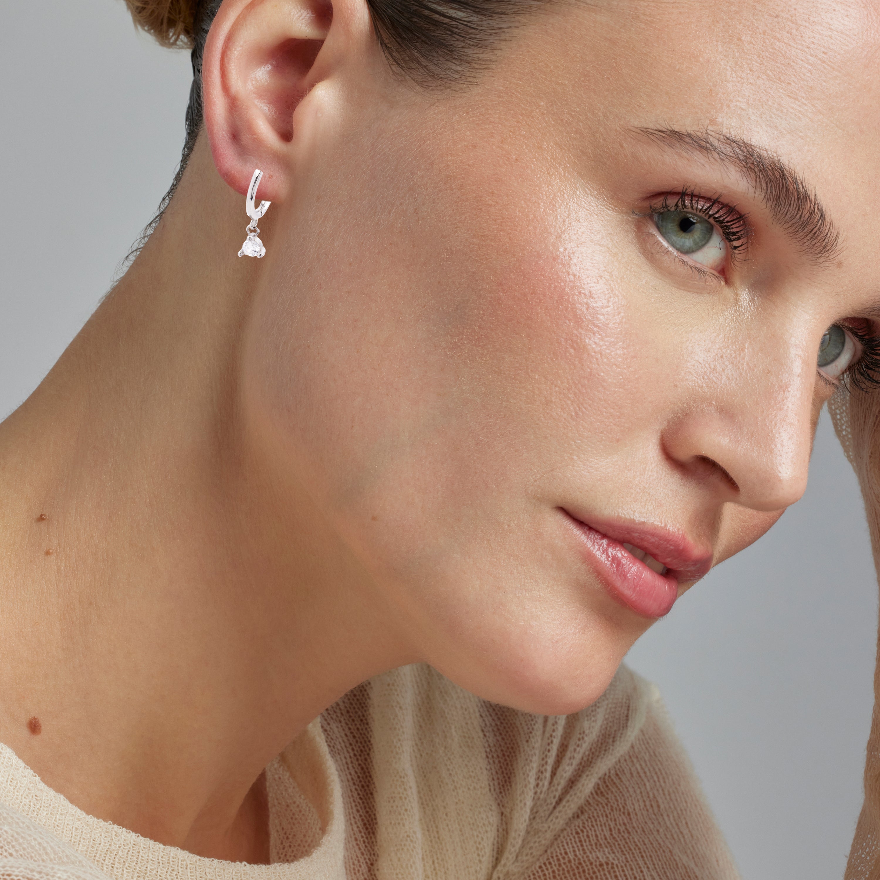 925 Sterling Silver Earrings with Brilliant Zirconia finished in Rhodium - Xomi