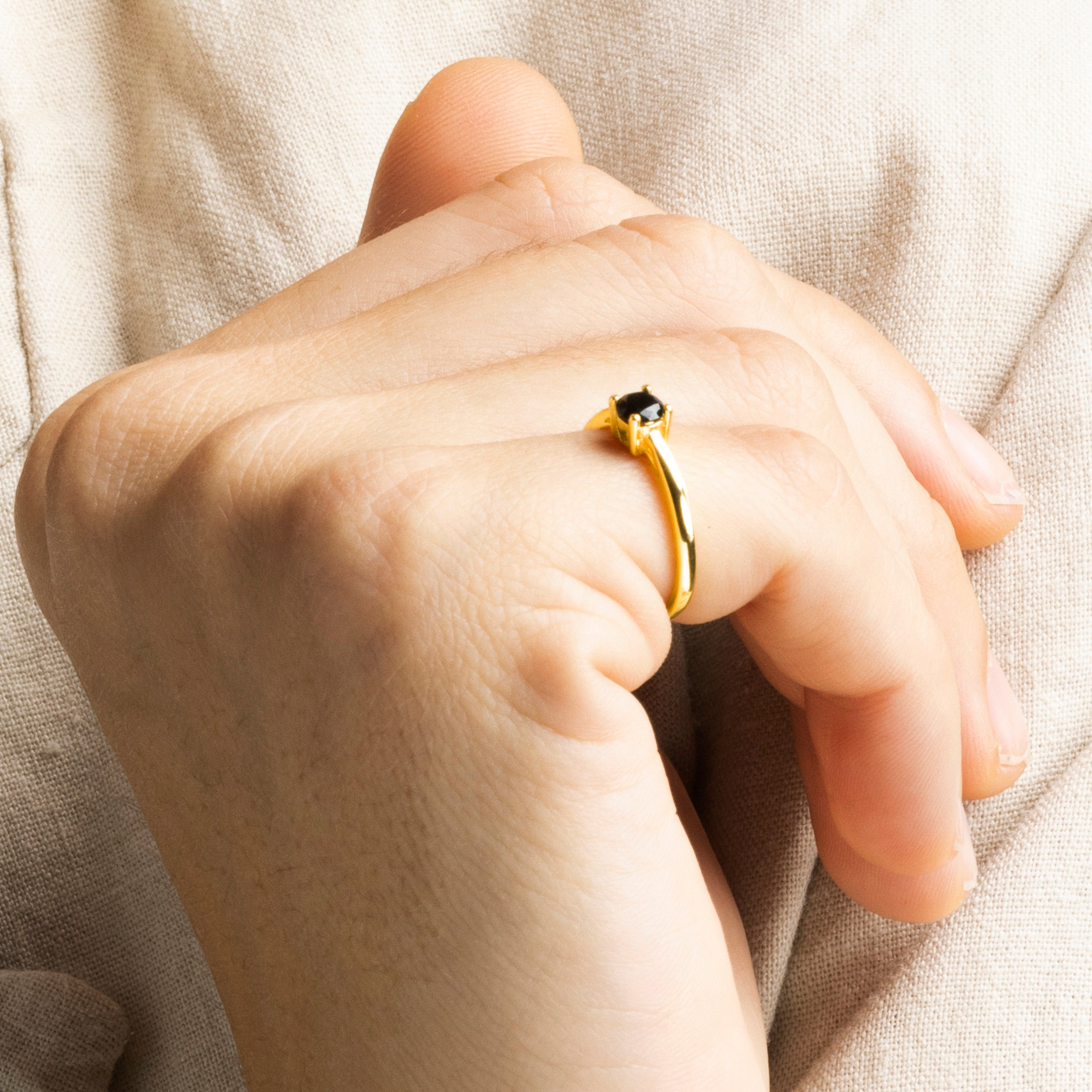 Anillo de Plata de Ley 925 con Circonita Onix acabado en oro amarillo 18K - Otieno