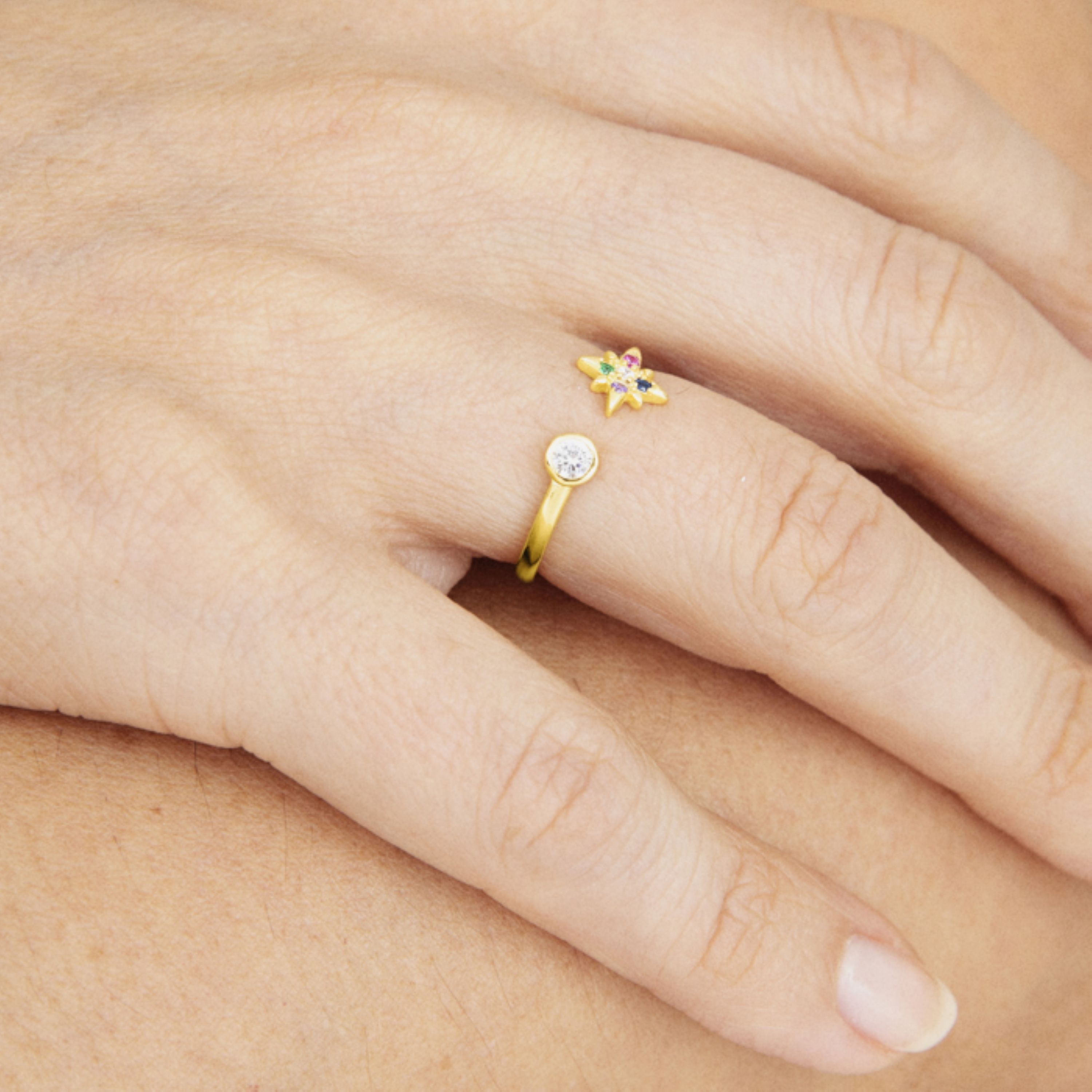 Anillo de Plata de Ley 925 con Circonita Multicolor acabado en oro amarillo 18K - Lawe