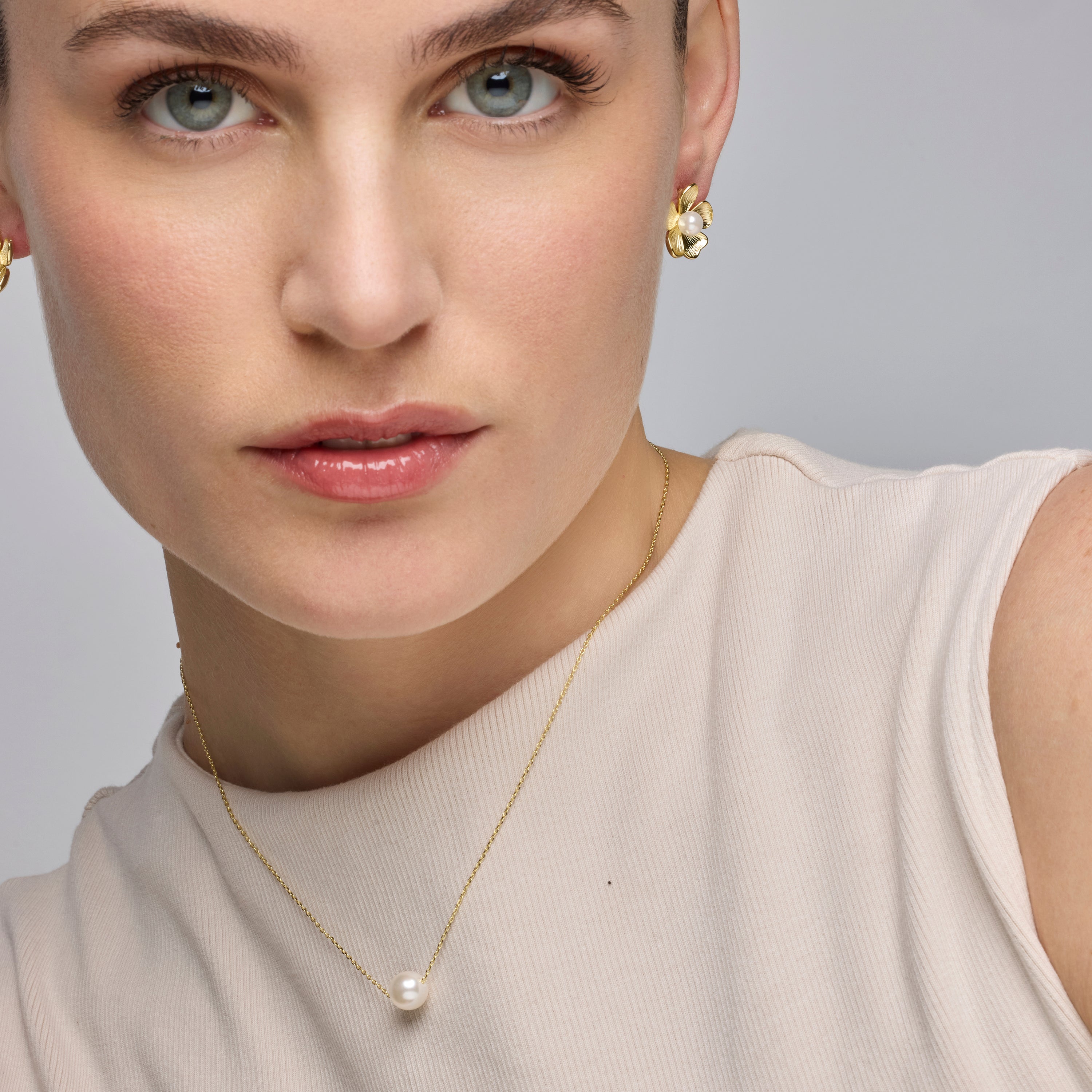 Collar de Plata de Ley 925 con Perla Blanca acabado en oro amarillo de 18K - Sadah