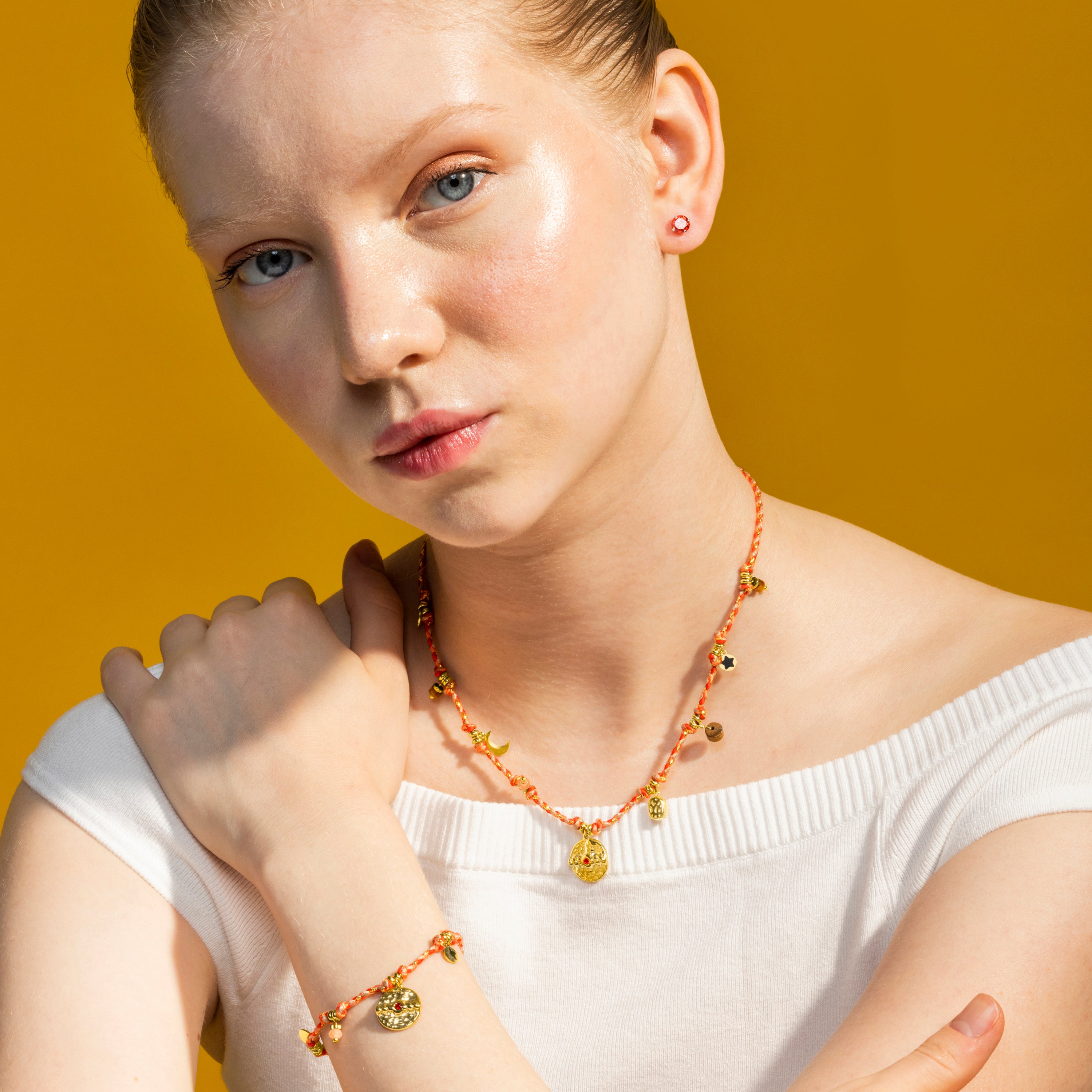 Pulsera con Cristal Rojo acabado oro 18k - Liskel