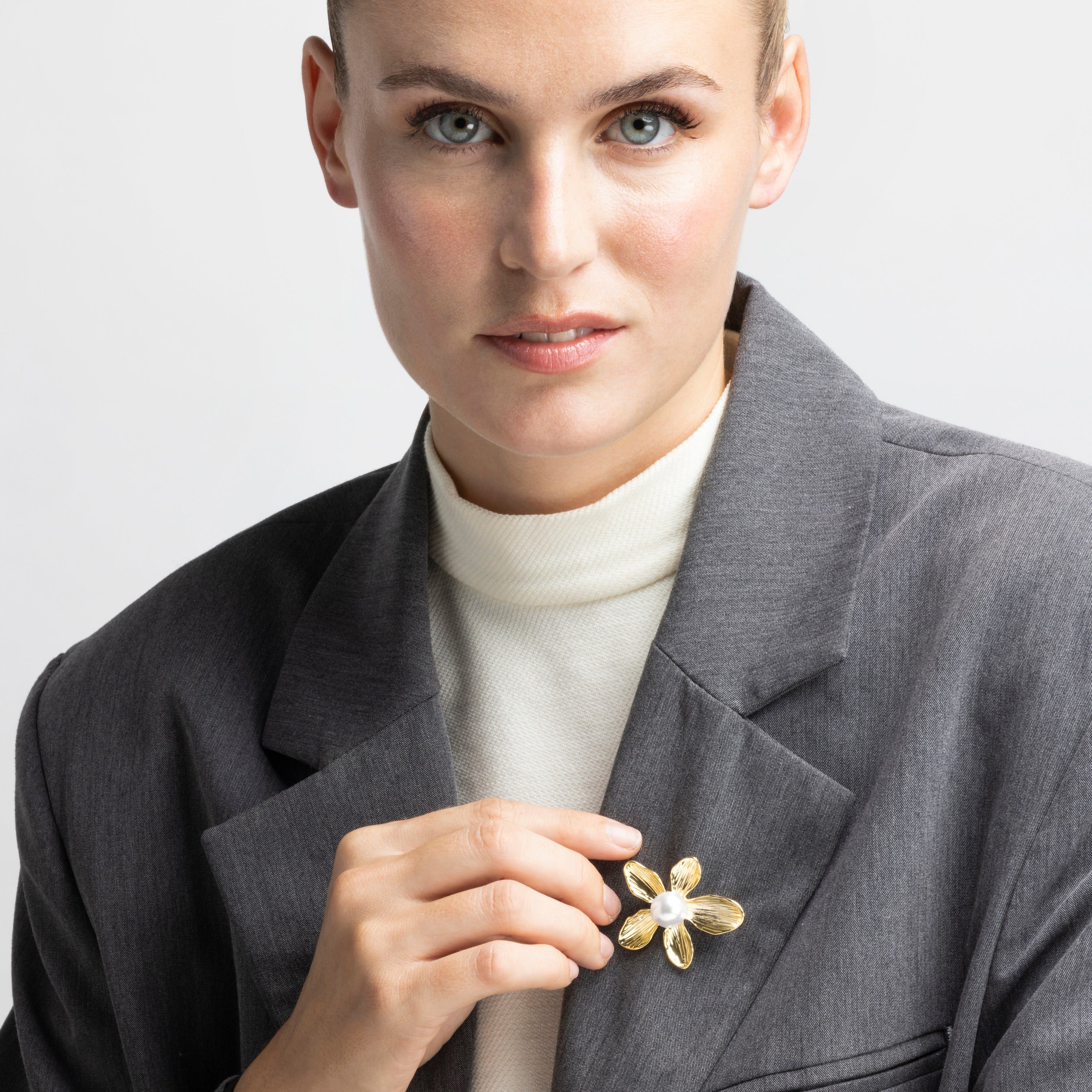Spilla con Perla Bianca finitura oro 18k - Lisrae