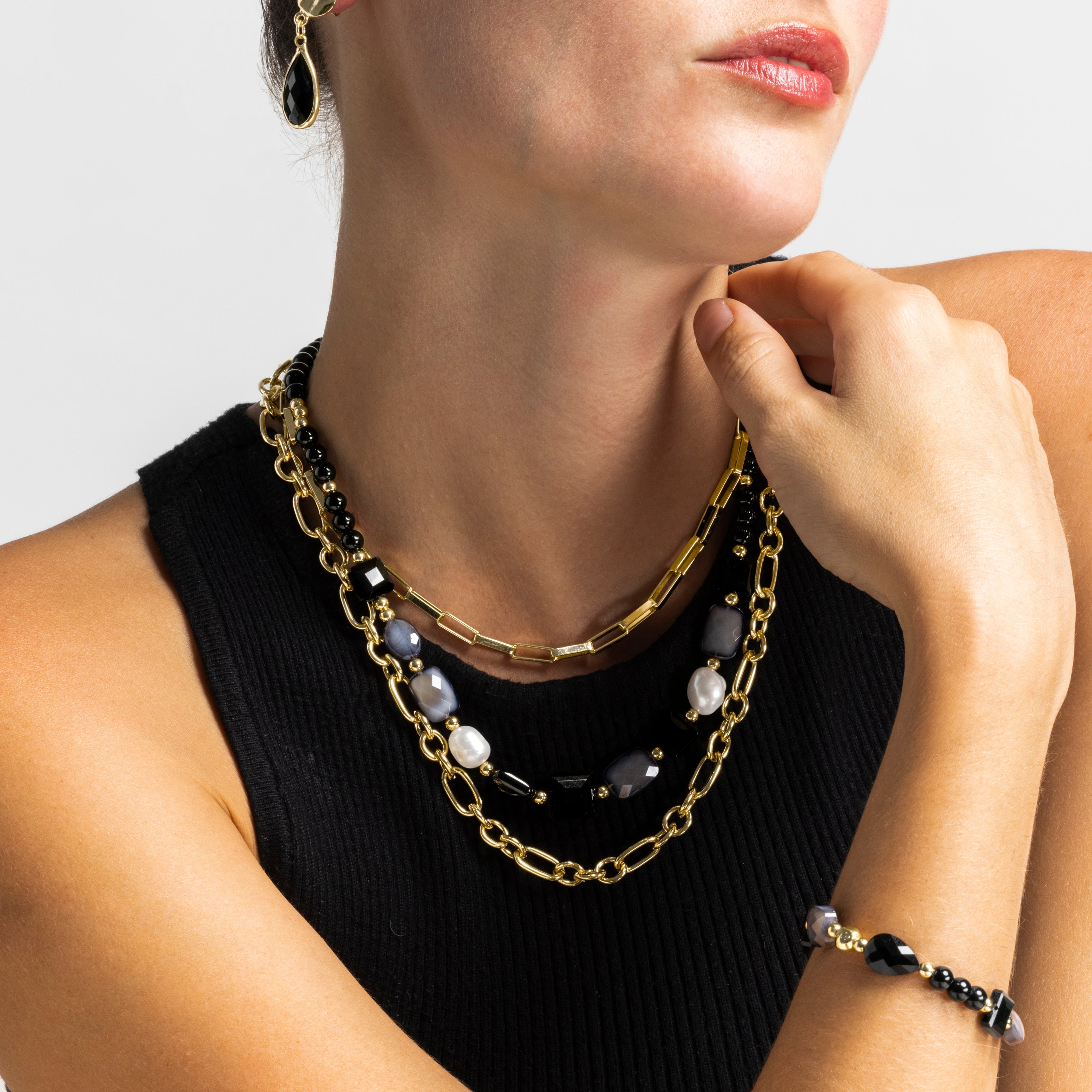 Pulsera con Resina Negra acabado oro 18k - Nyste