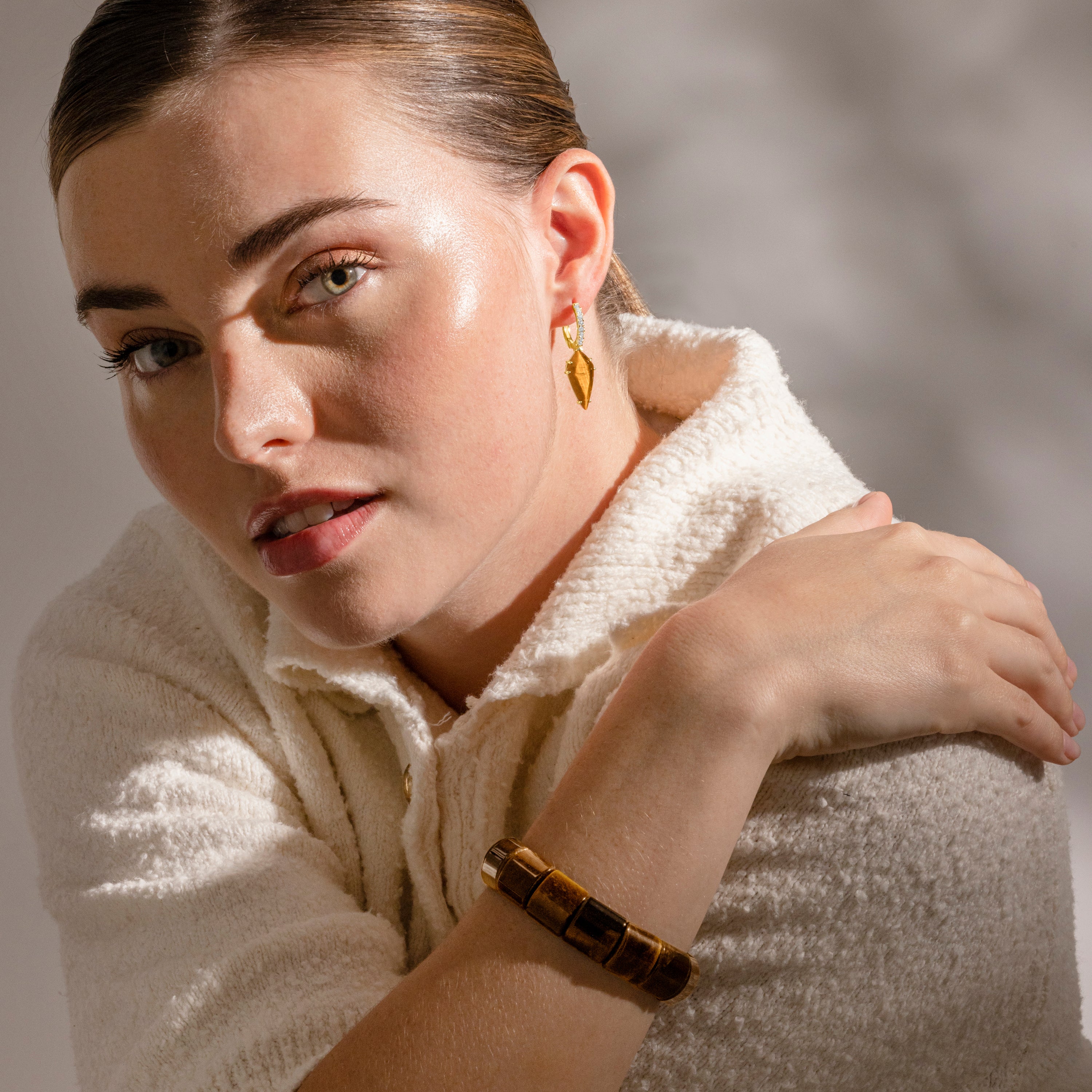 Pulsera con Ojo de Tigre acabado oro 18k - Olahte