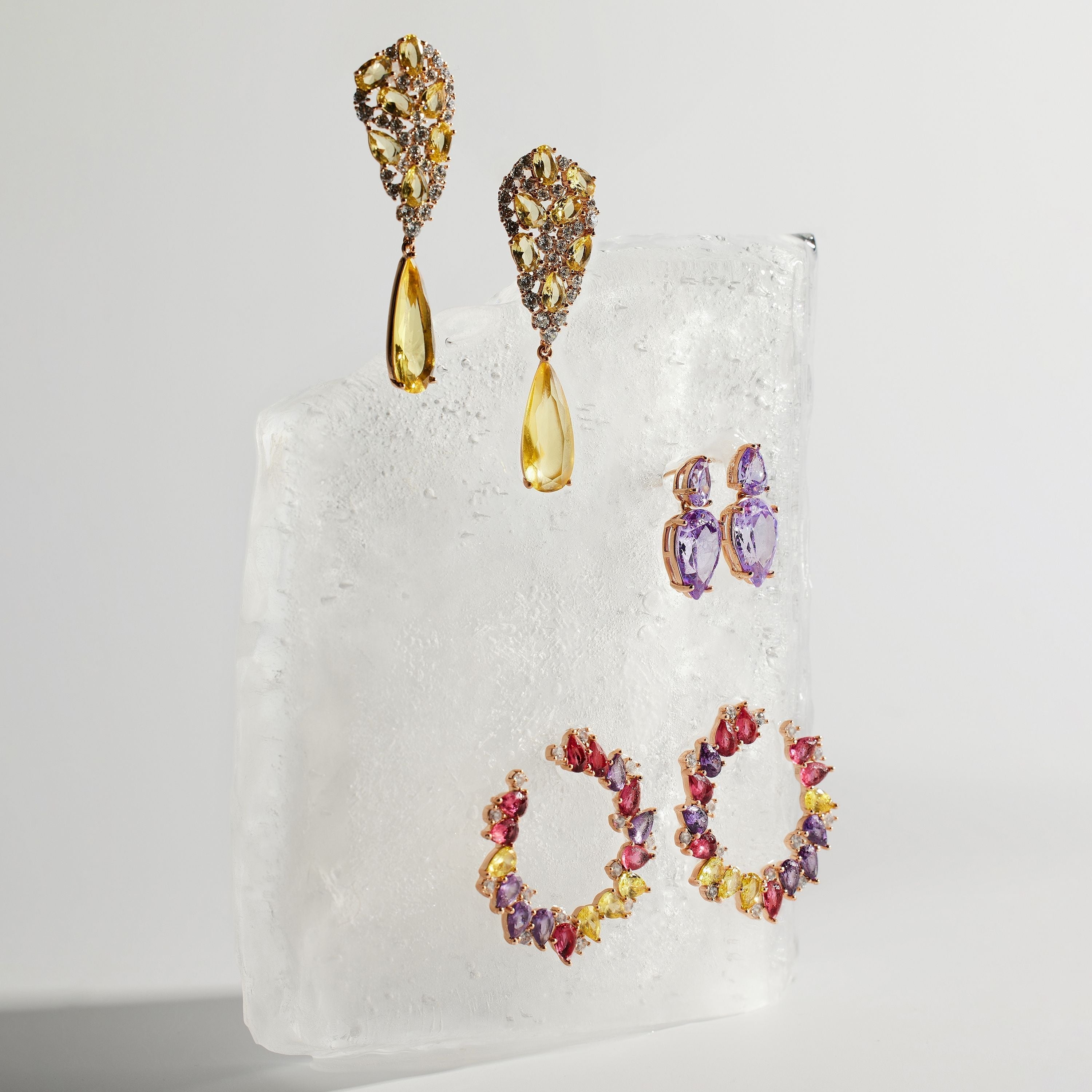 Pendientes con Circonita Amatista acabados en oro amarillo 18K - Lixwi