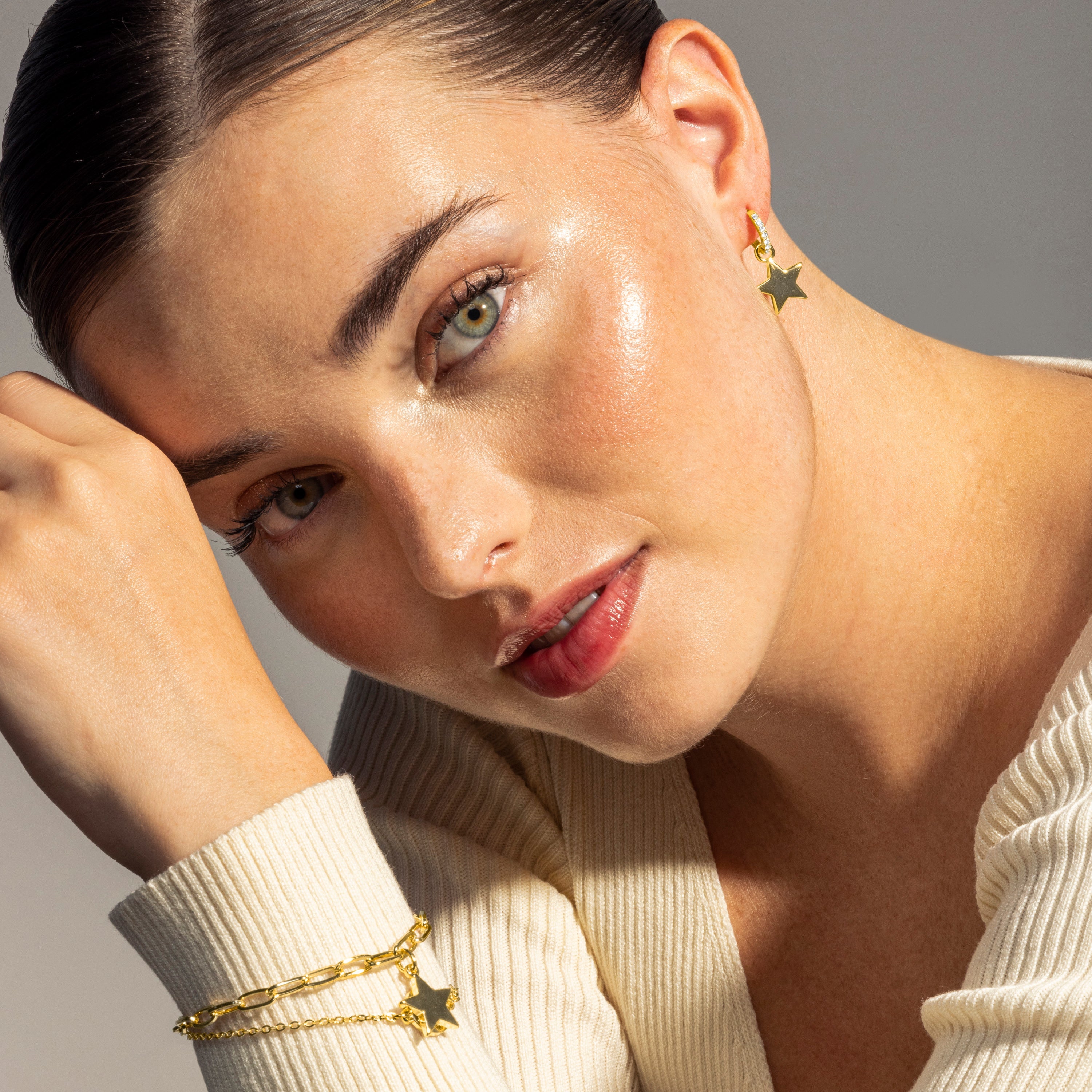 Pendientes de Circonita Brillante acabados en oro amarillo de 18K - Estrella