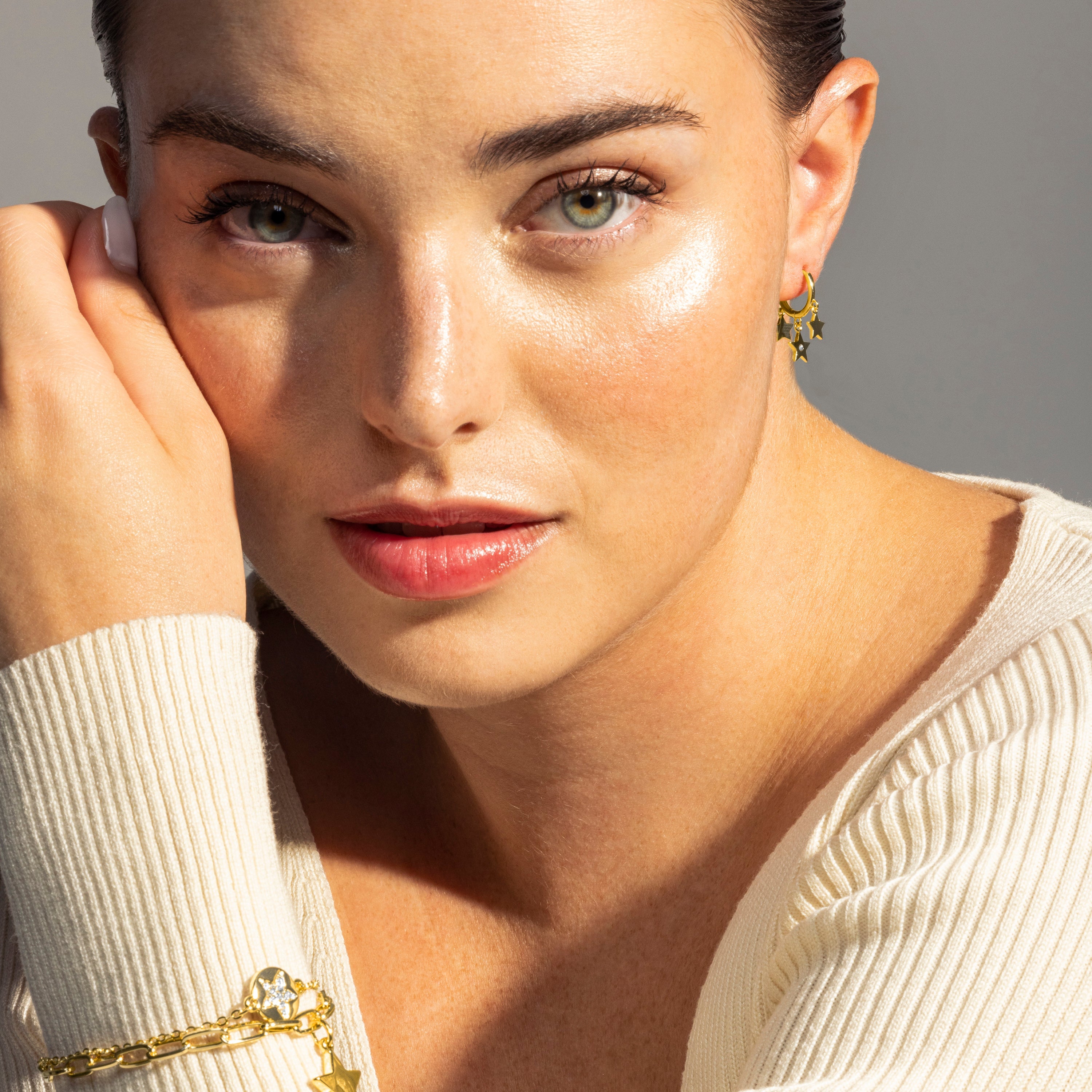 Pendientes de Circonita Brillante acabados en oro amarillo 18K - Estrella