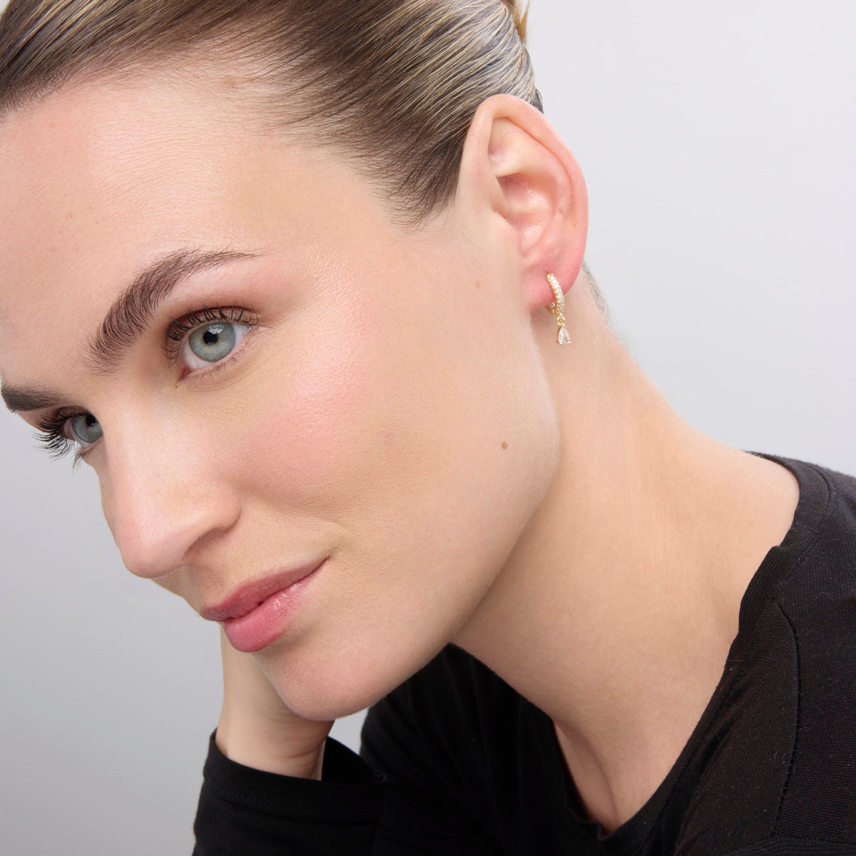 Pendientes acabado oro amarillo de 18k y Circonita Brillante - Laade