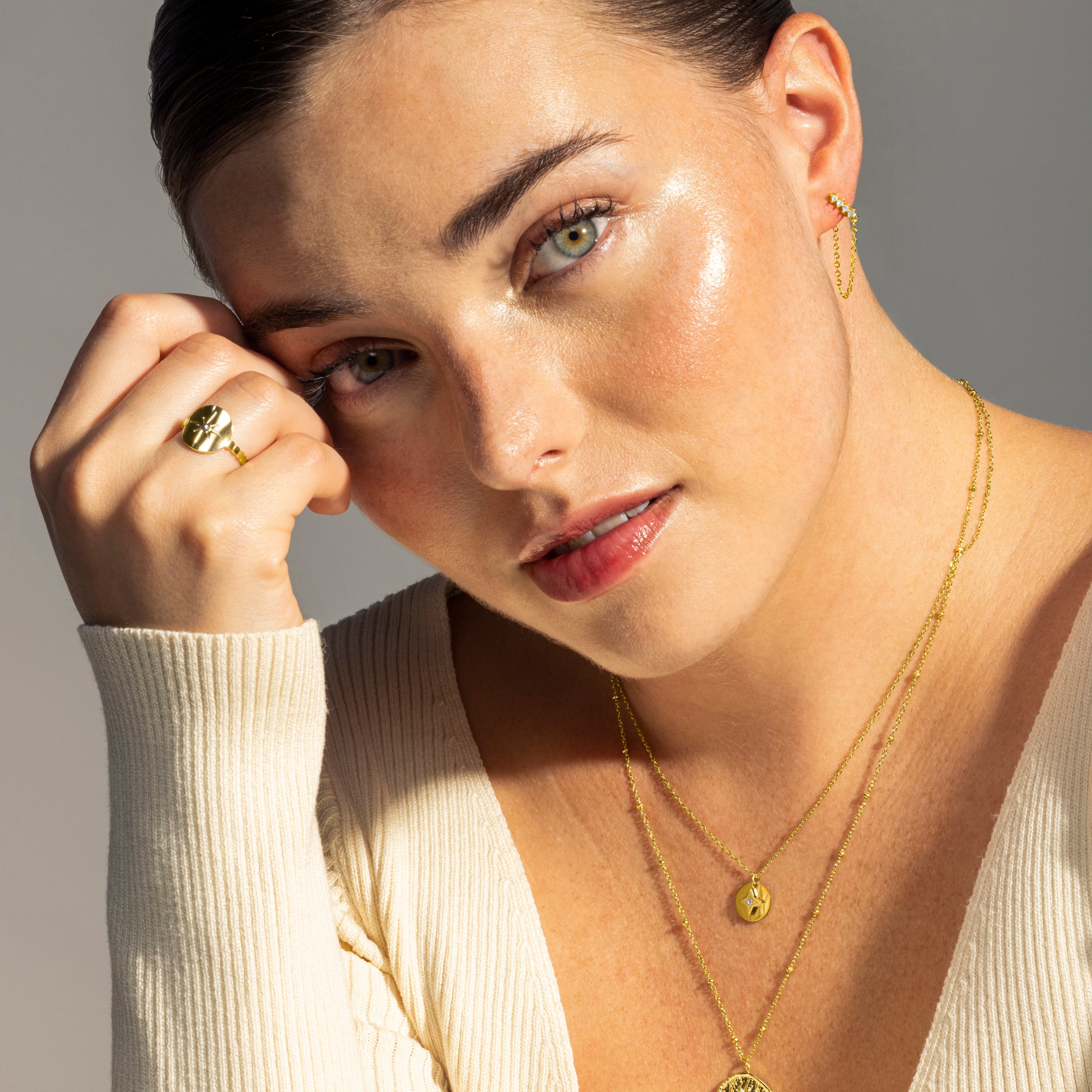 Pendientes acabados en oro amarillo 18K - Unasa