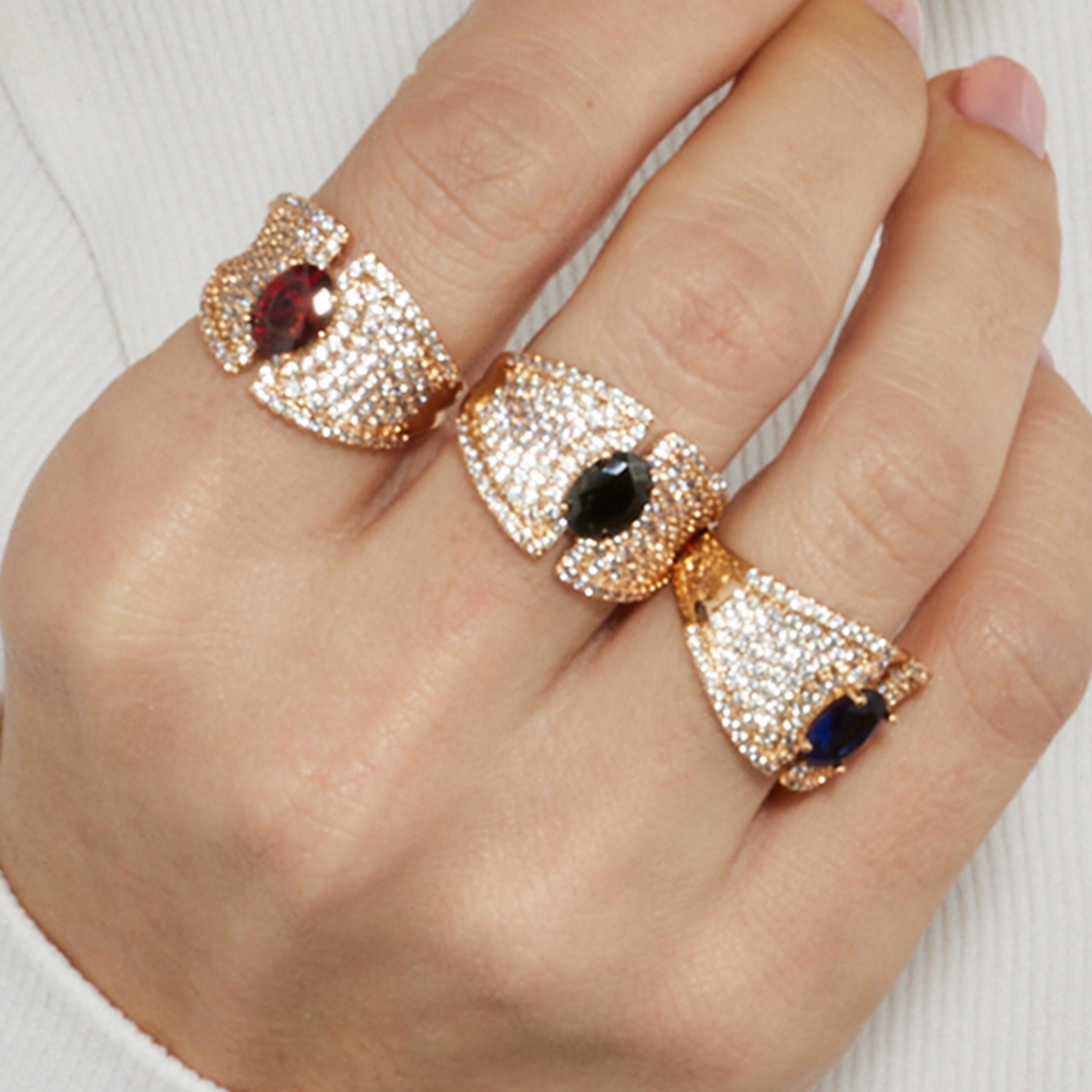 Anillo con Circonita Onix acabado oro 18k - Kiawe