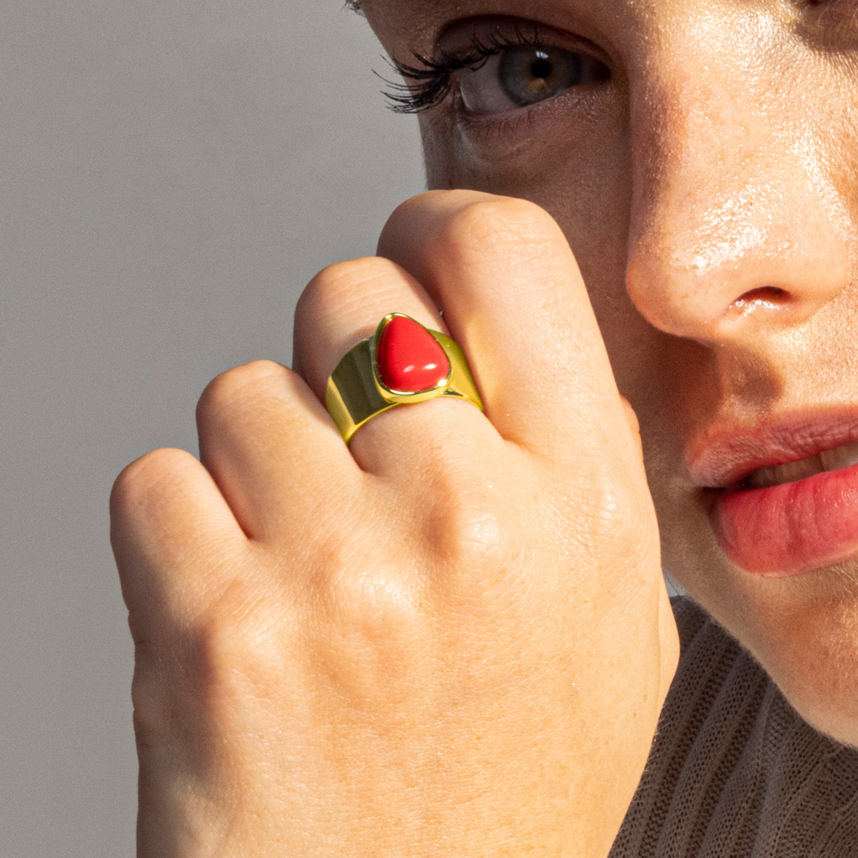 Anillo de Coral acabado en oro amarillo 18K - Sheak
