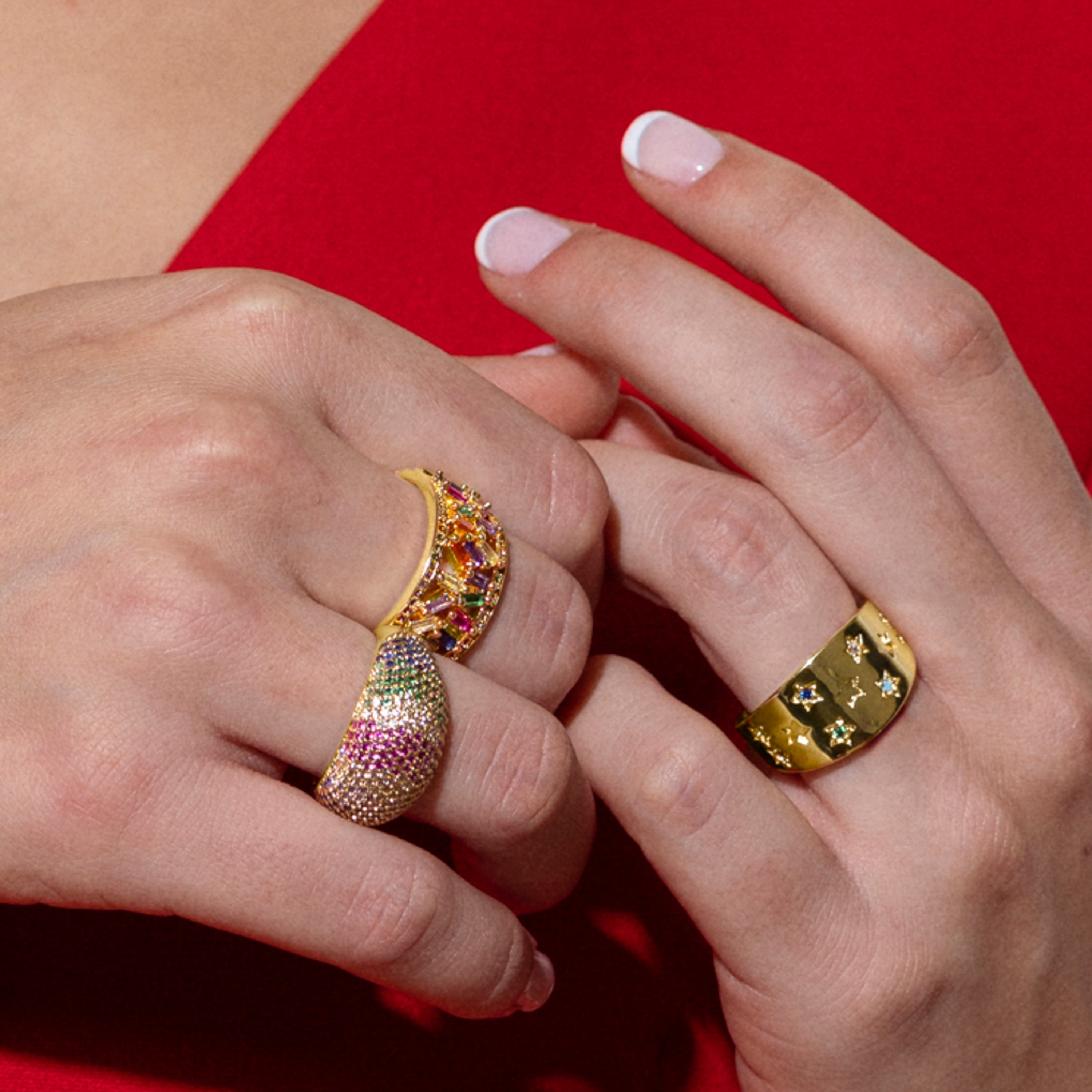 Anillo con Circonita Multicolor acabado en oro amarillo 18K - Fabeu