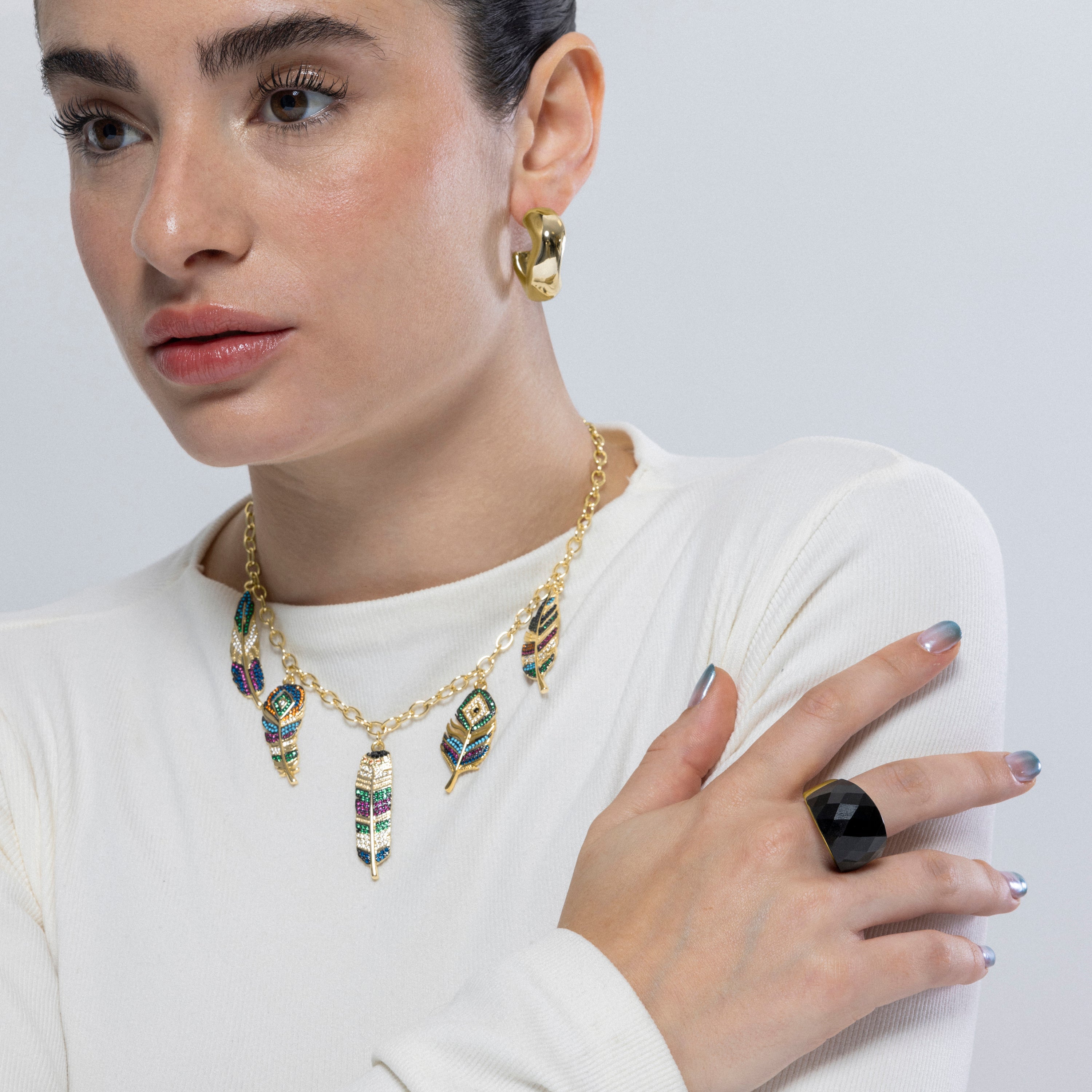 Anillo con Cuarzo Hidrotermal Onix acabado en oro amarillo 18K - Hianvi