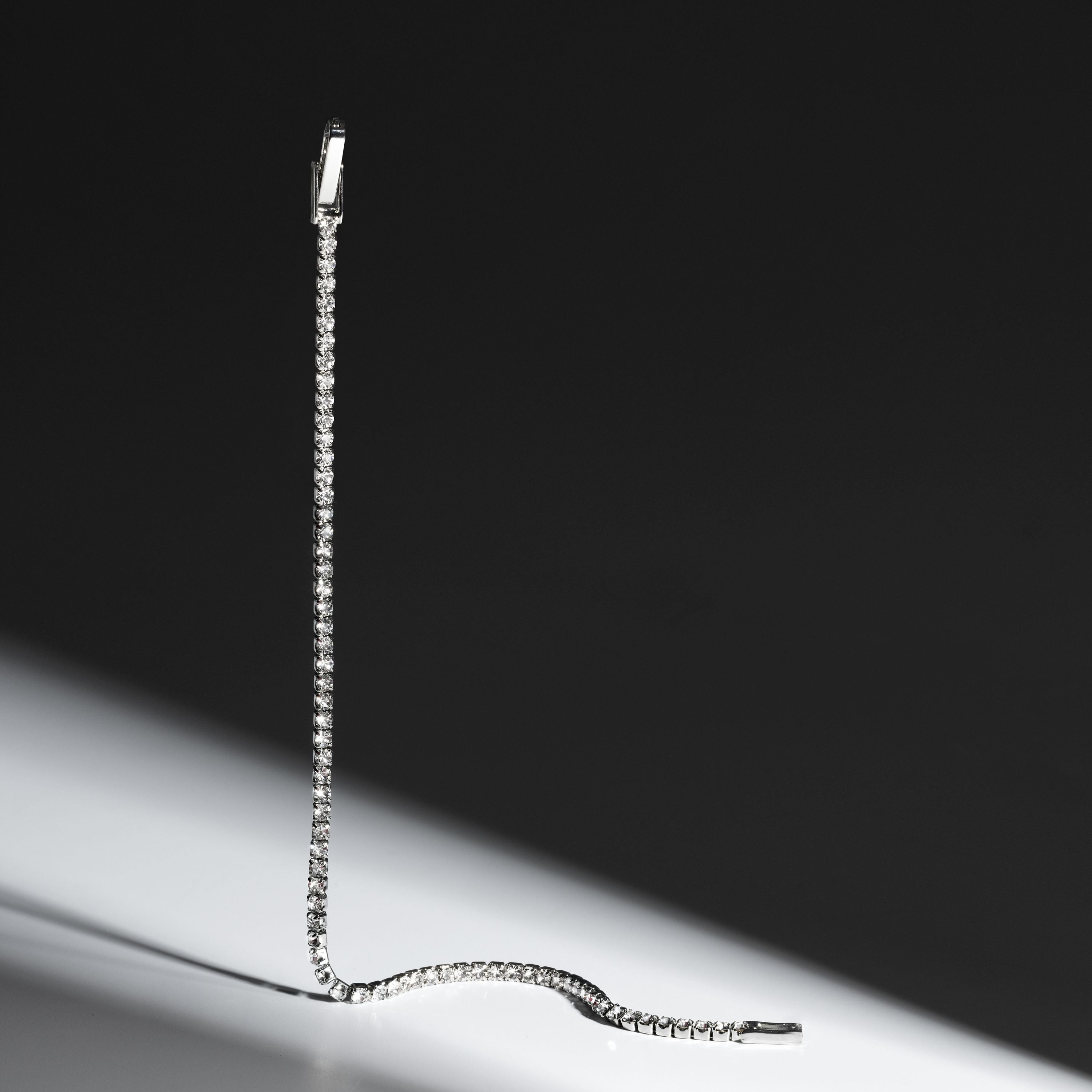 Pulsera kayla de circonita brillante con acabado en rodio.