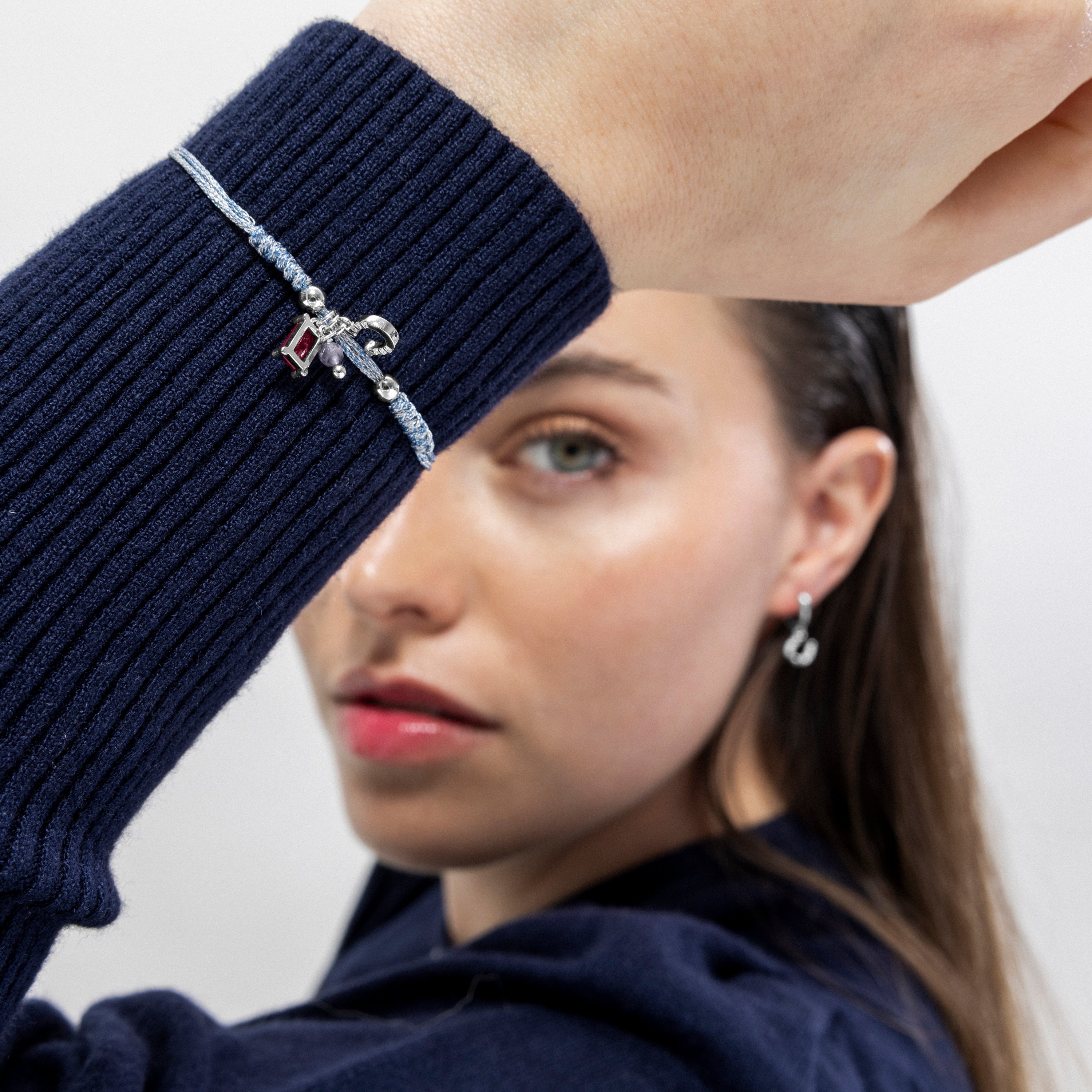 Pulsera de Plata de Ley 925 y Cristal Azul Oscuro acabada en rodio - Ayqi