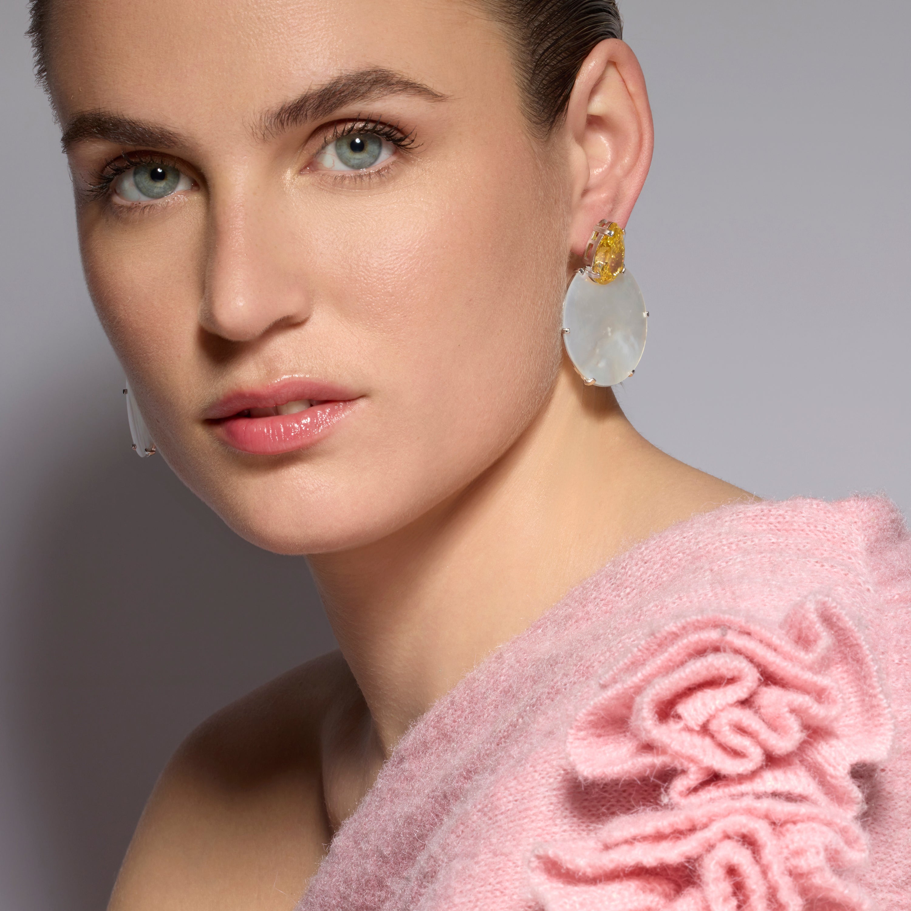 Pendientes de Plata de Ley 925 y Madreperla Blanca acabado oro amarillo de 18k - Mubi