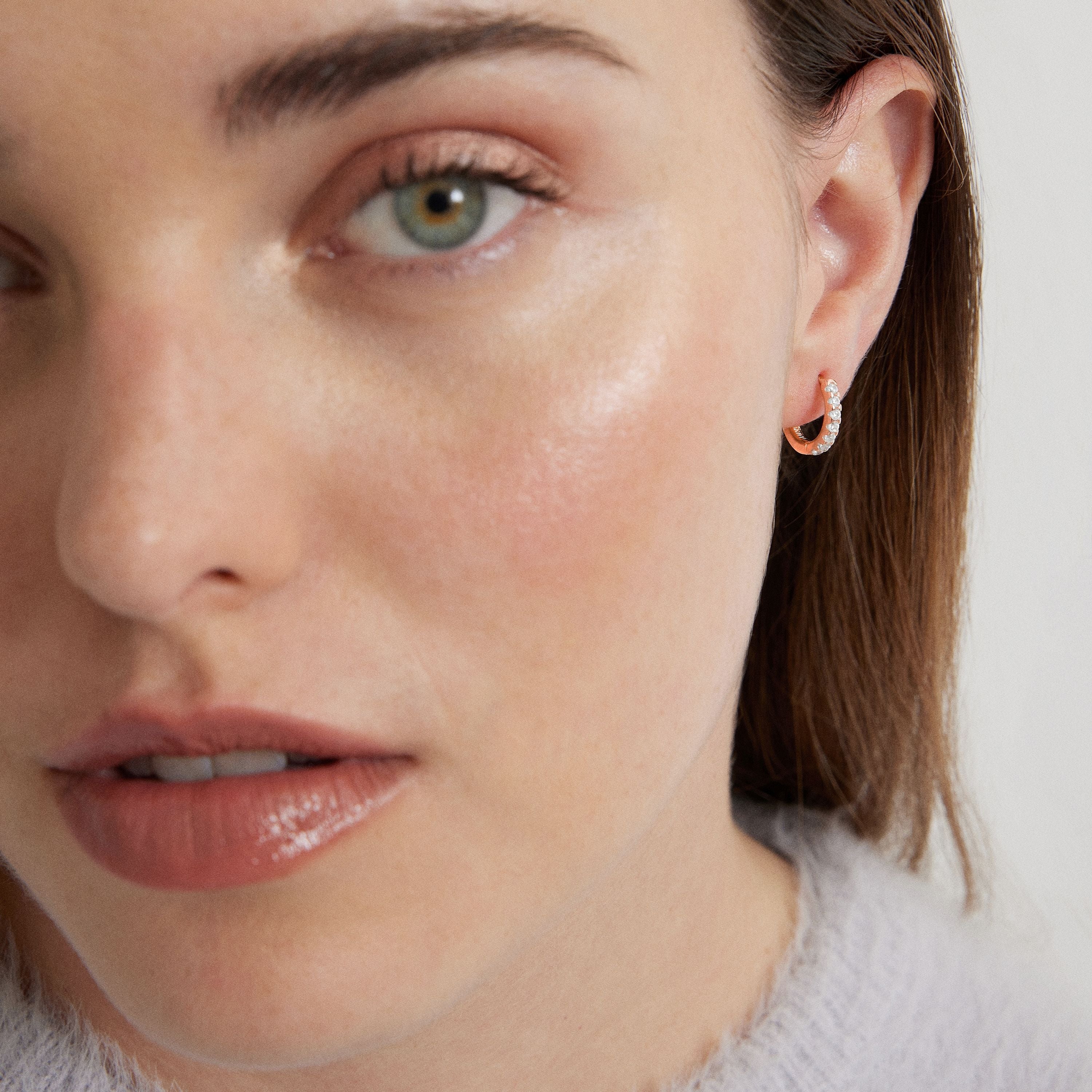 Pendientes de 9mm de diámetro de Plata de Ley 925 con Circonita Brillante acabados en oro rosa de 18K - Meri