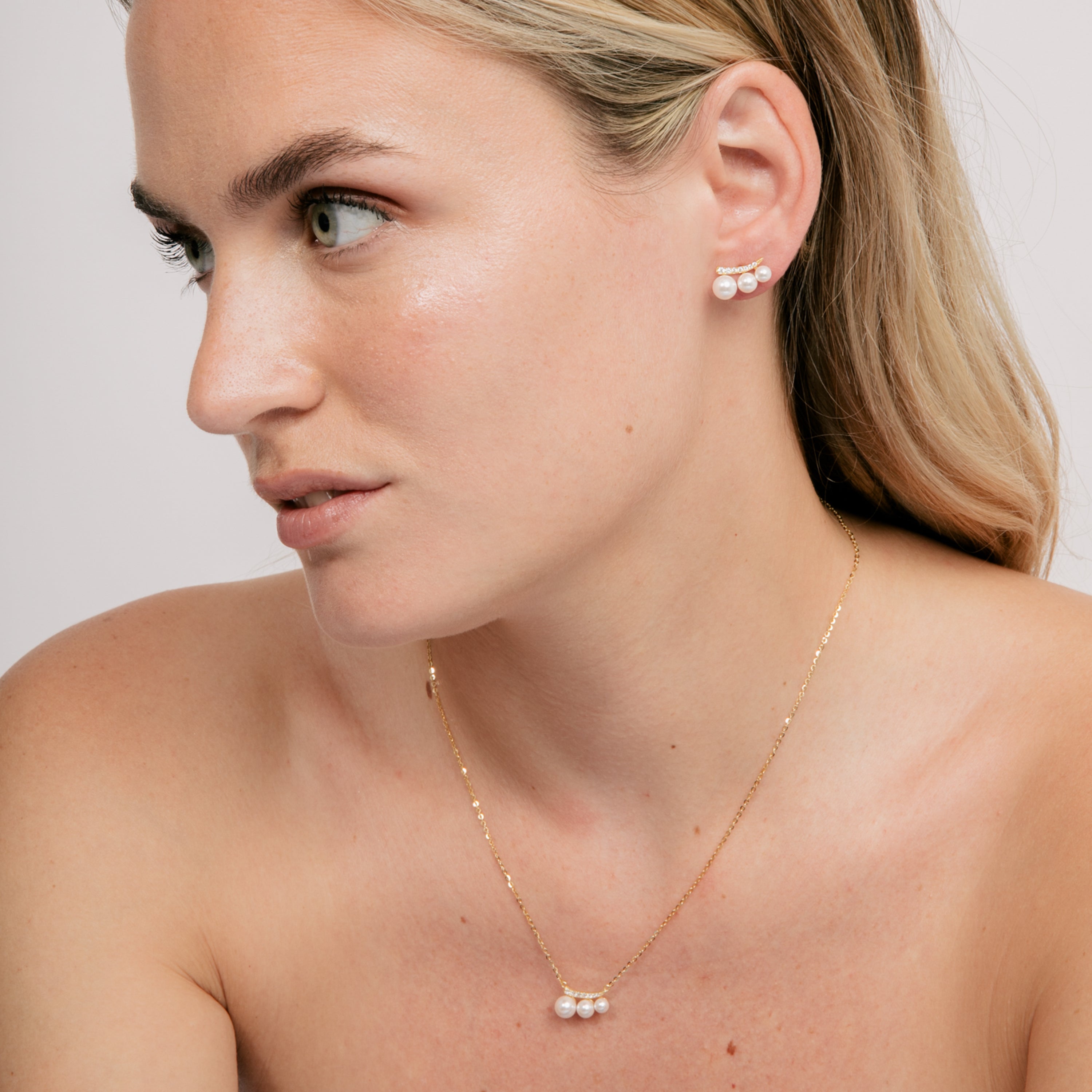 Pendientes de Plata de Ley 925 y Perla Blanca acabado en oro amarillo 18k - Duslo