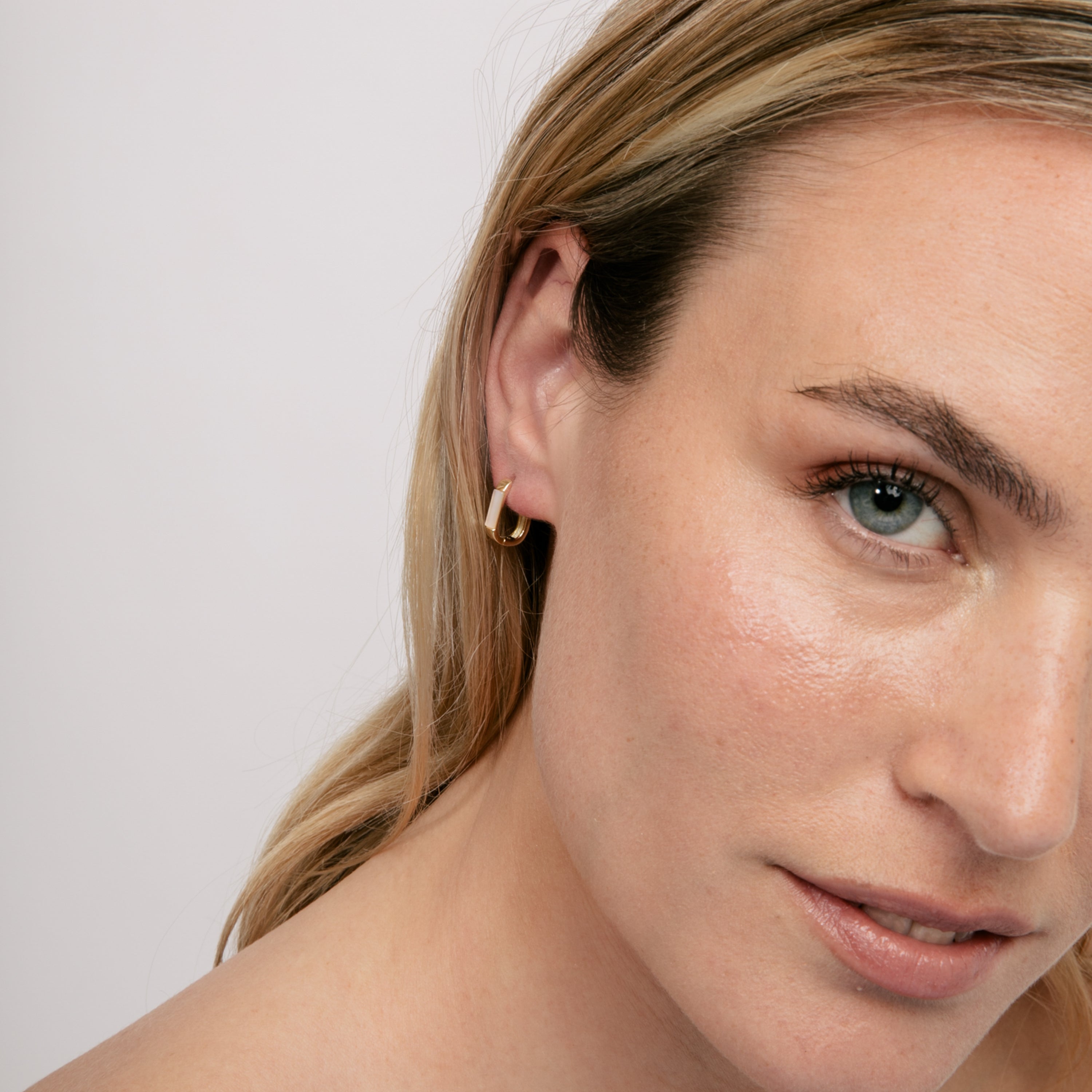 Pendientes de Plata de Ley 925 y Madreperla Blanca acabado en oro amarillo 18k - Xomak