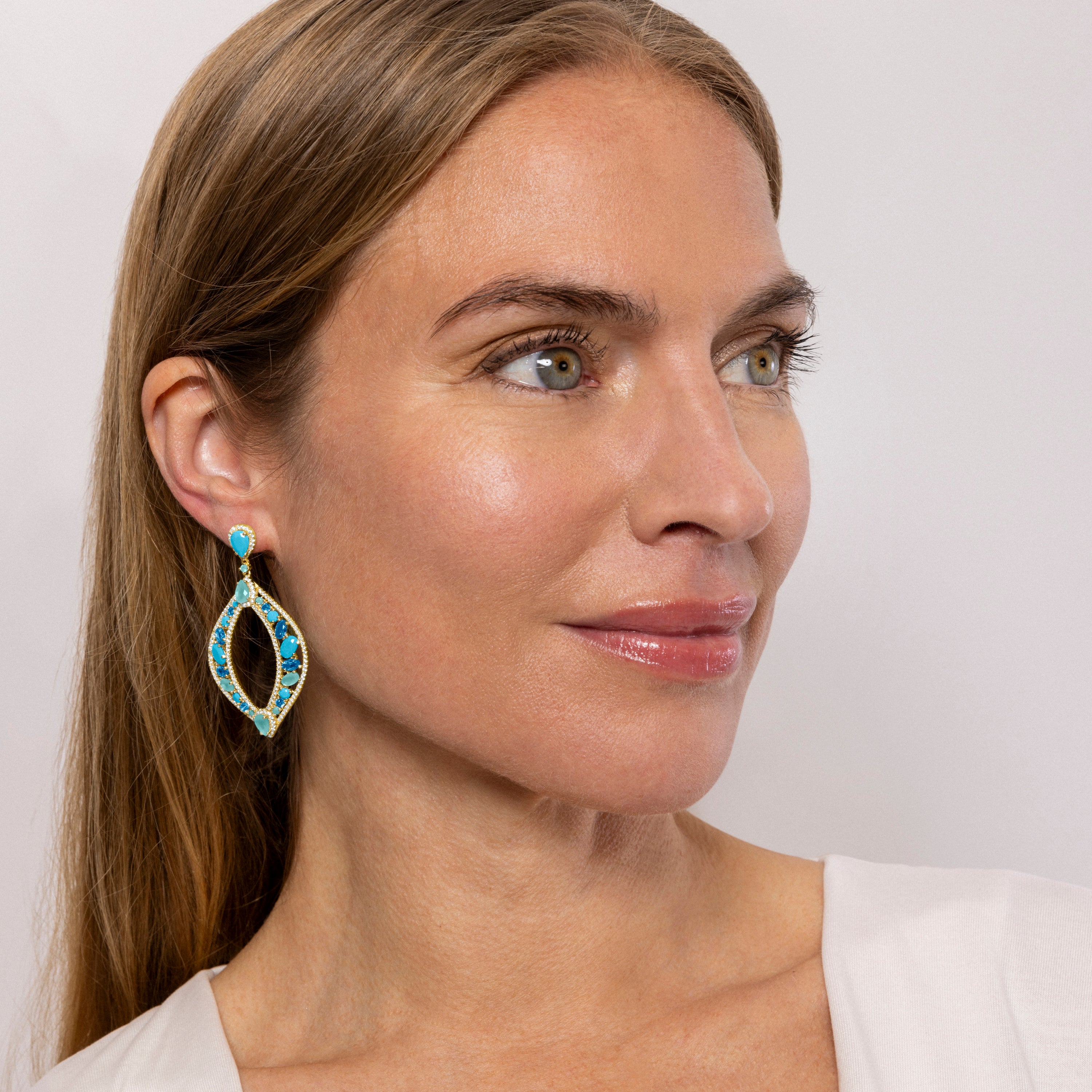 Pendientes de Plata de Ley 925 y Cuarzo Hidrotermal Azul Claro acabados en oro amarillo de 18k - Wondru