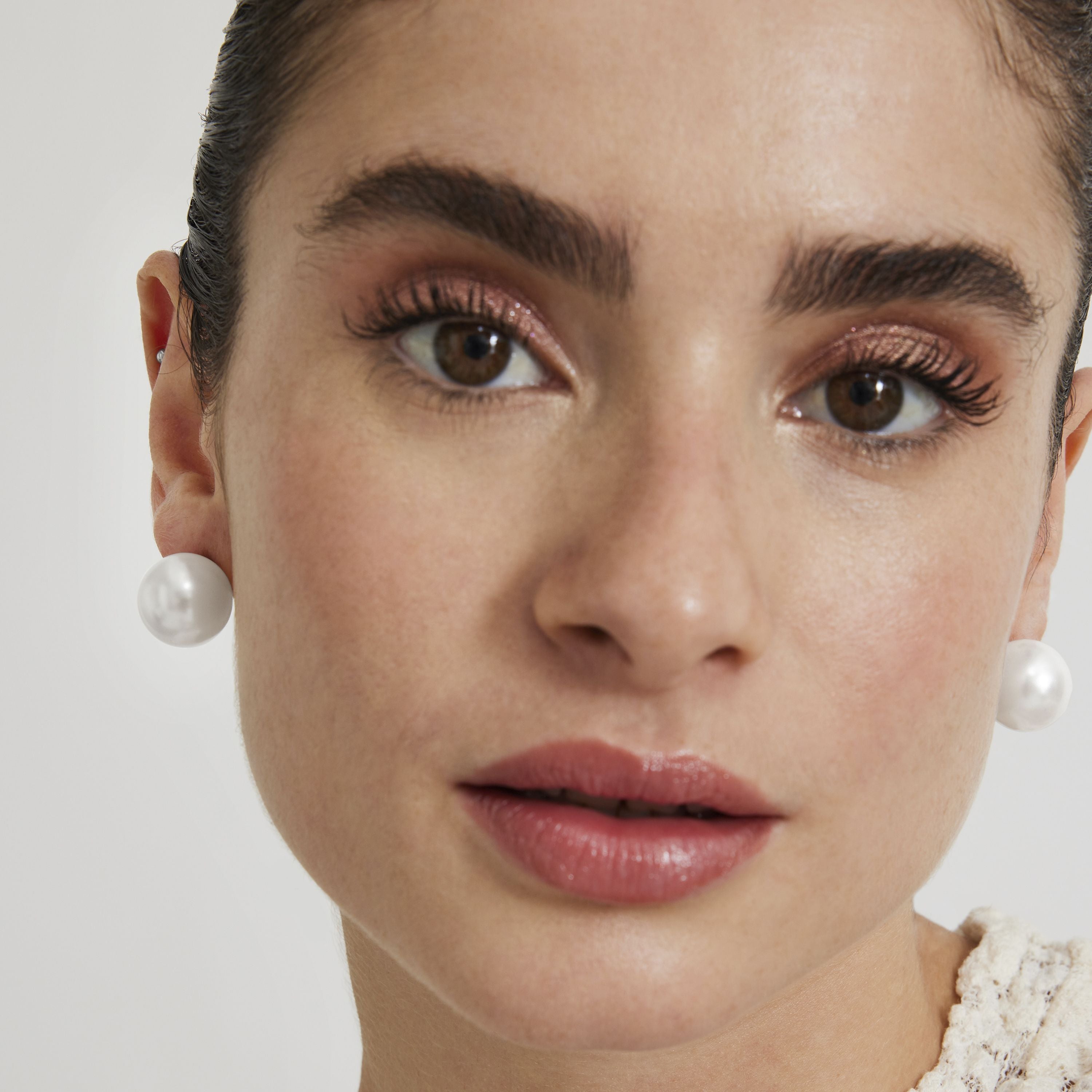 Pendientes de Plata de Ley 925 con Perla Blanca acabados en rodio - Mayhi