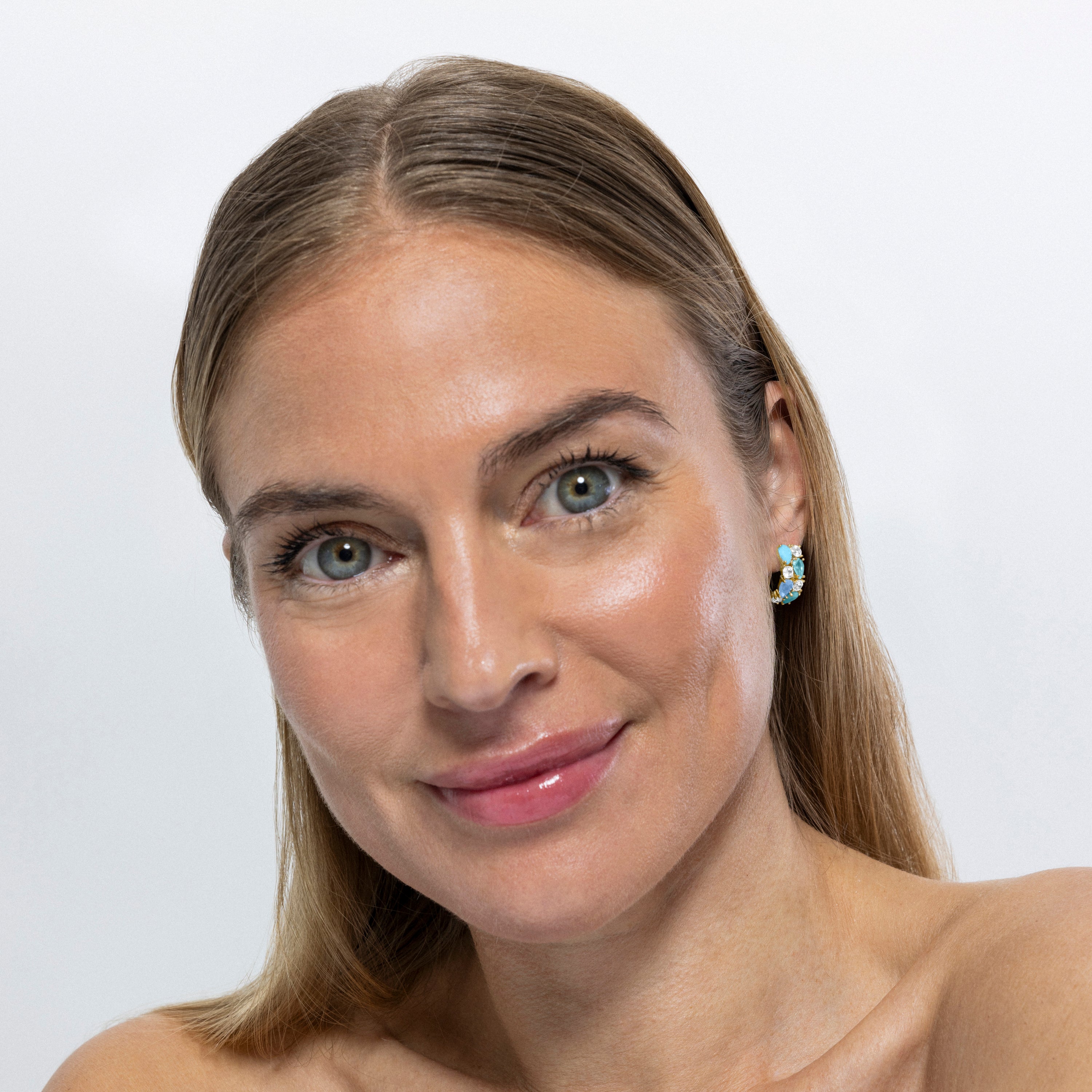 Pendientes de Plata de Ley 925 y Cuarzo Hidrotermal Azul Claro acabados en oro amarillo de 18k - Lyvi