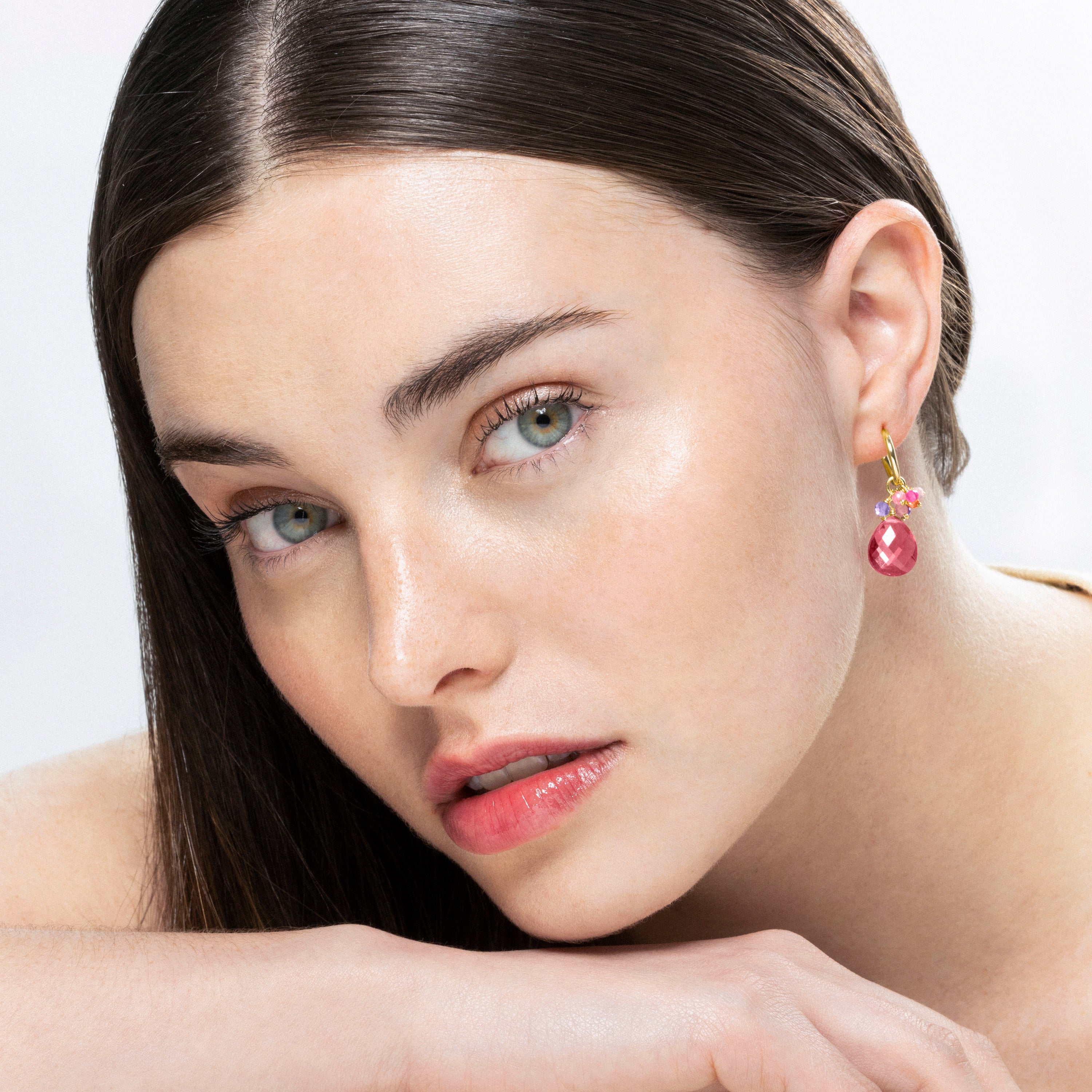 Pendientes de Plata de Ley 925 y Cuarzo Hidrotermal Frambuesa acabados en oro amarillo de 18k - Rioka