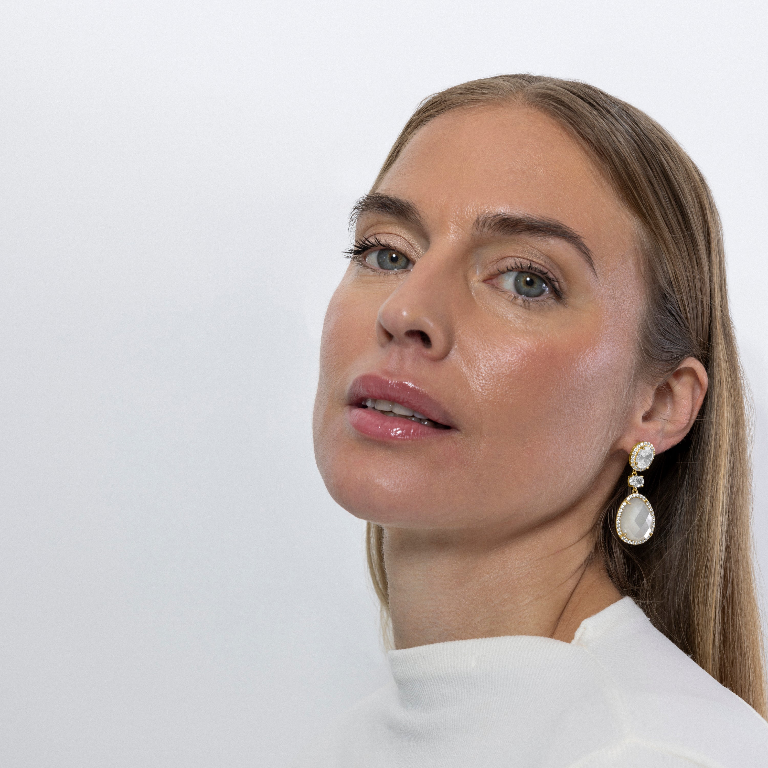 Pendientes de Plata de Ley 925 y Madreperla Blanca acabados en oro amarillo de 18k - Qaraj