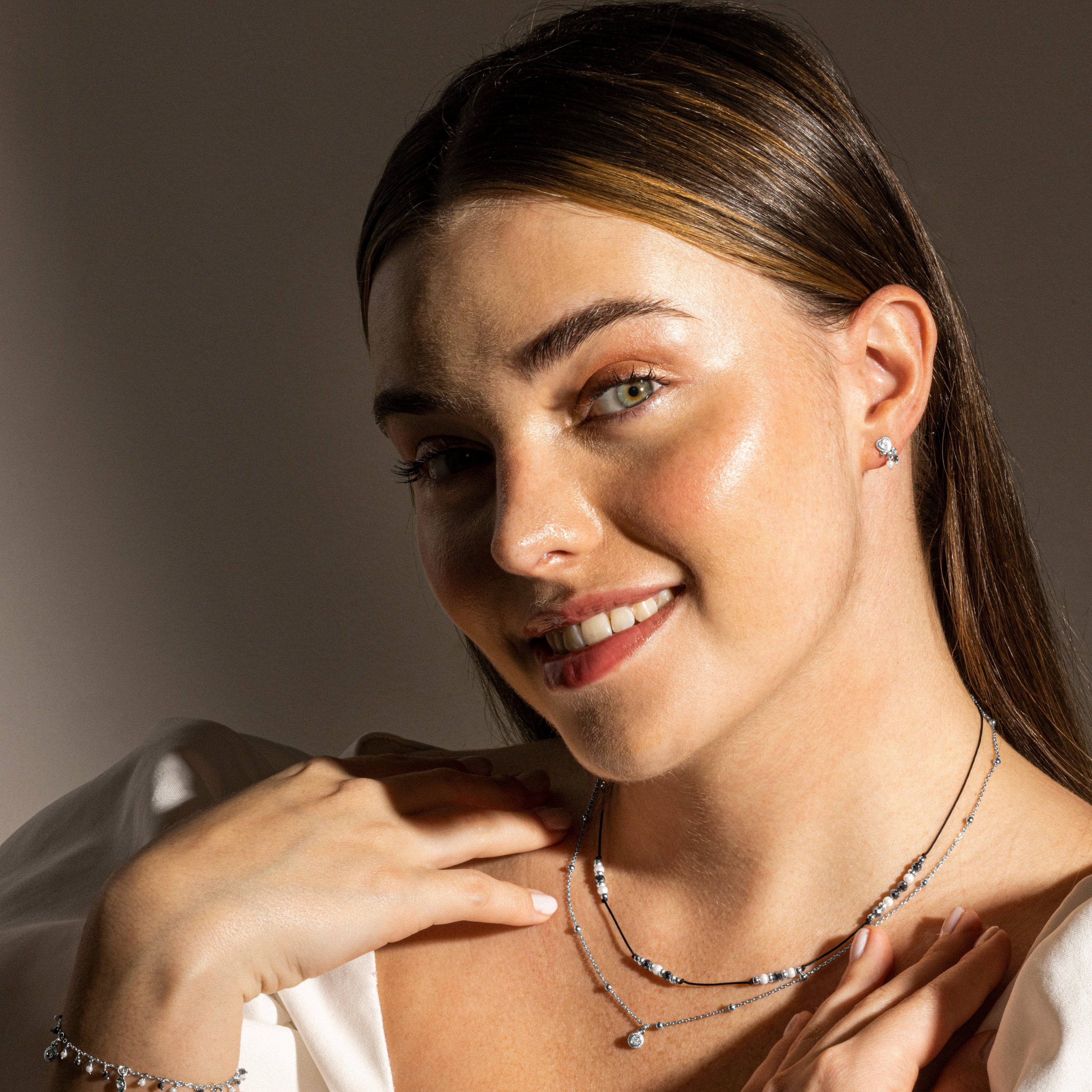 Pendientes de Plata de Ley 925 y Perla Blanca acabado en rodio - Nexa