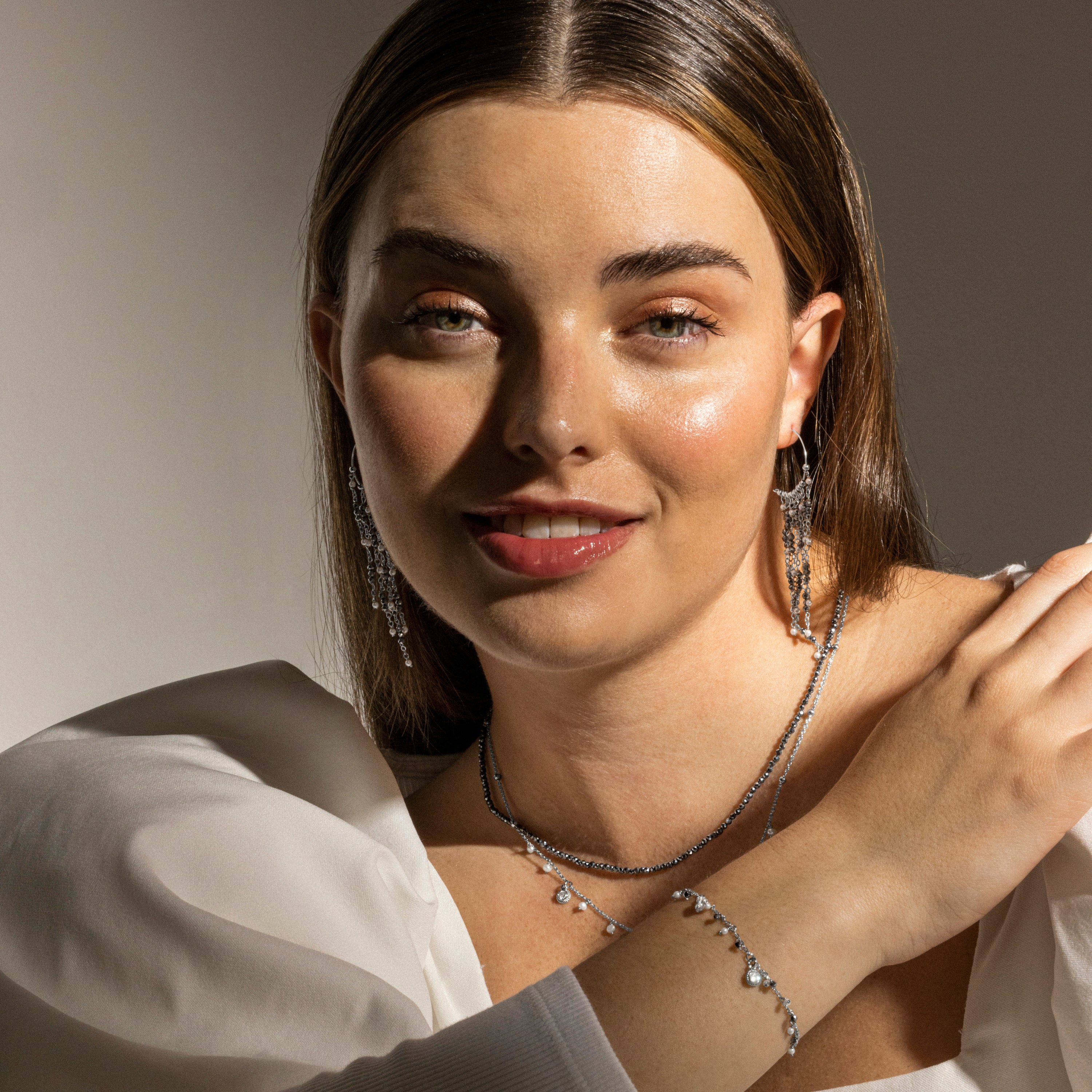 Pendientes de Plata de Ley 925 y Perla Blanca acabado en rodio - Miakde