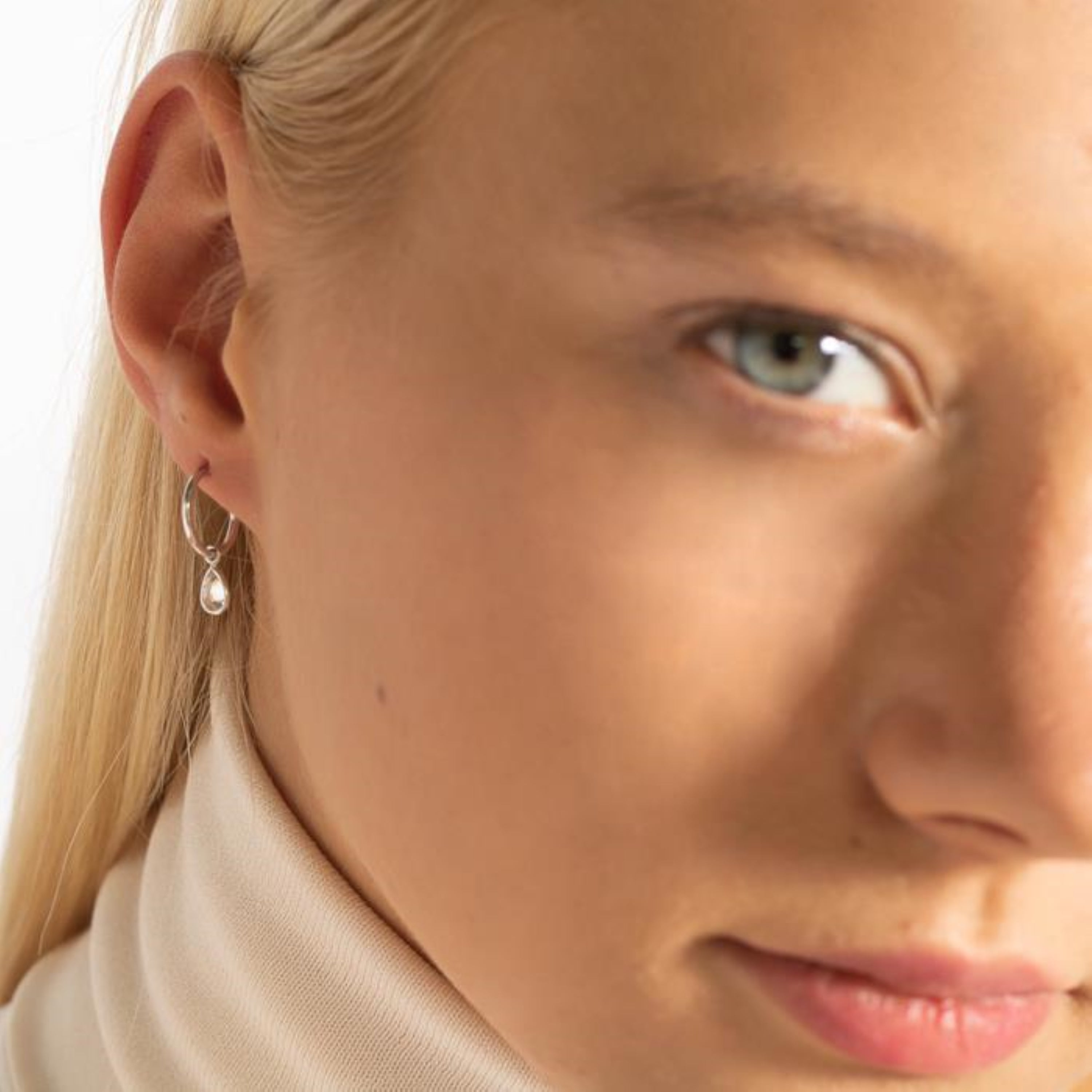 925er Sterlingsilber Ohrringe mit glänzenden Zirkonia, rhodiniert - Essential