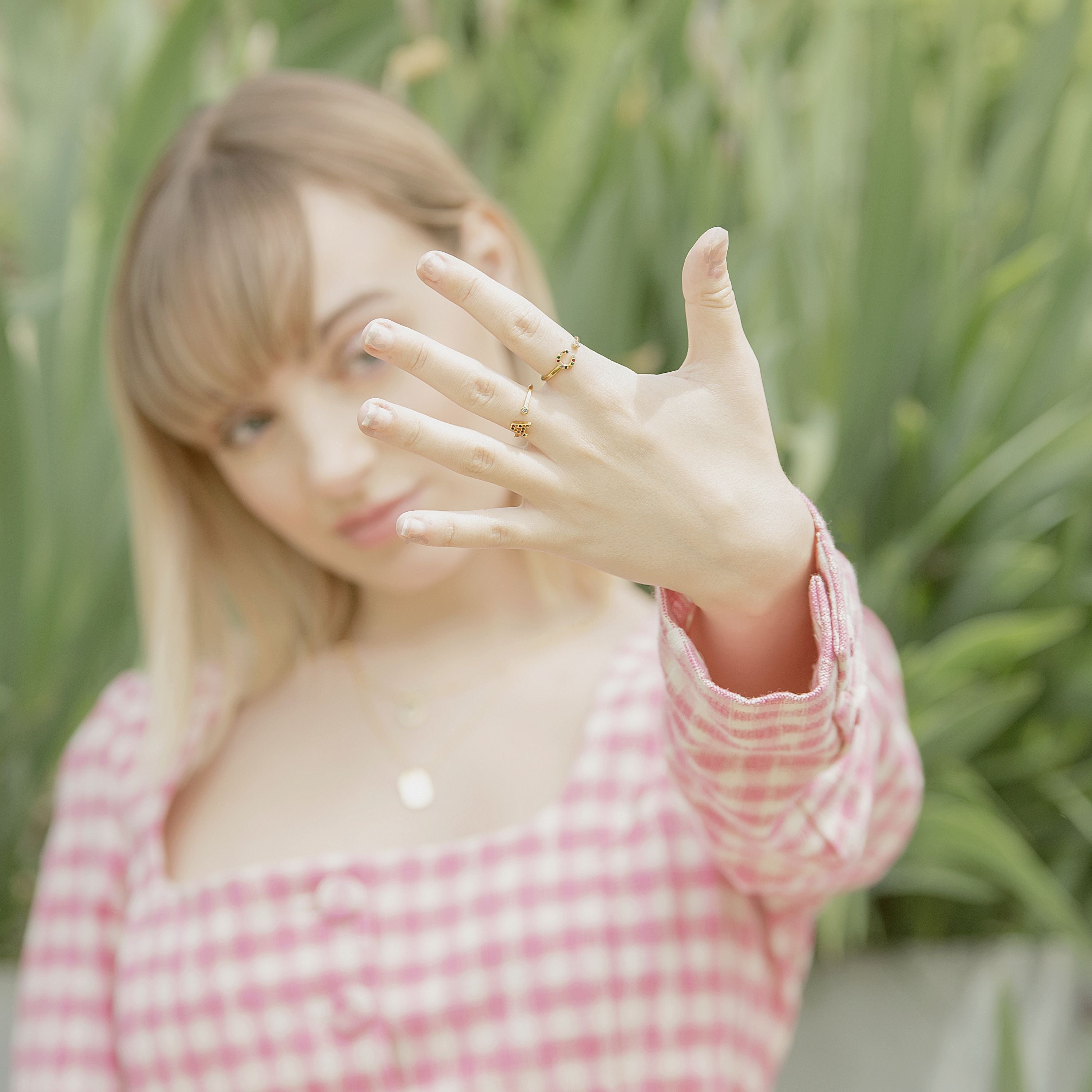 Anillo de Plata de Ley 925 con Circonita Multicolor acabado en oro amarillo de 18K - Alphabet