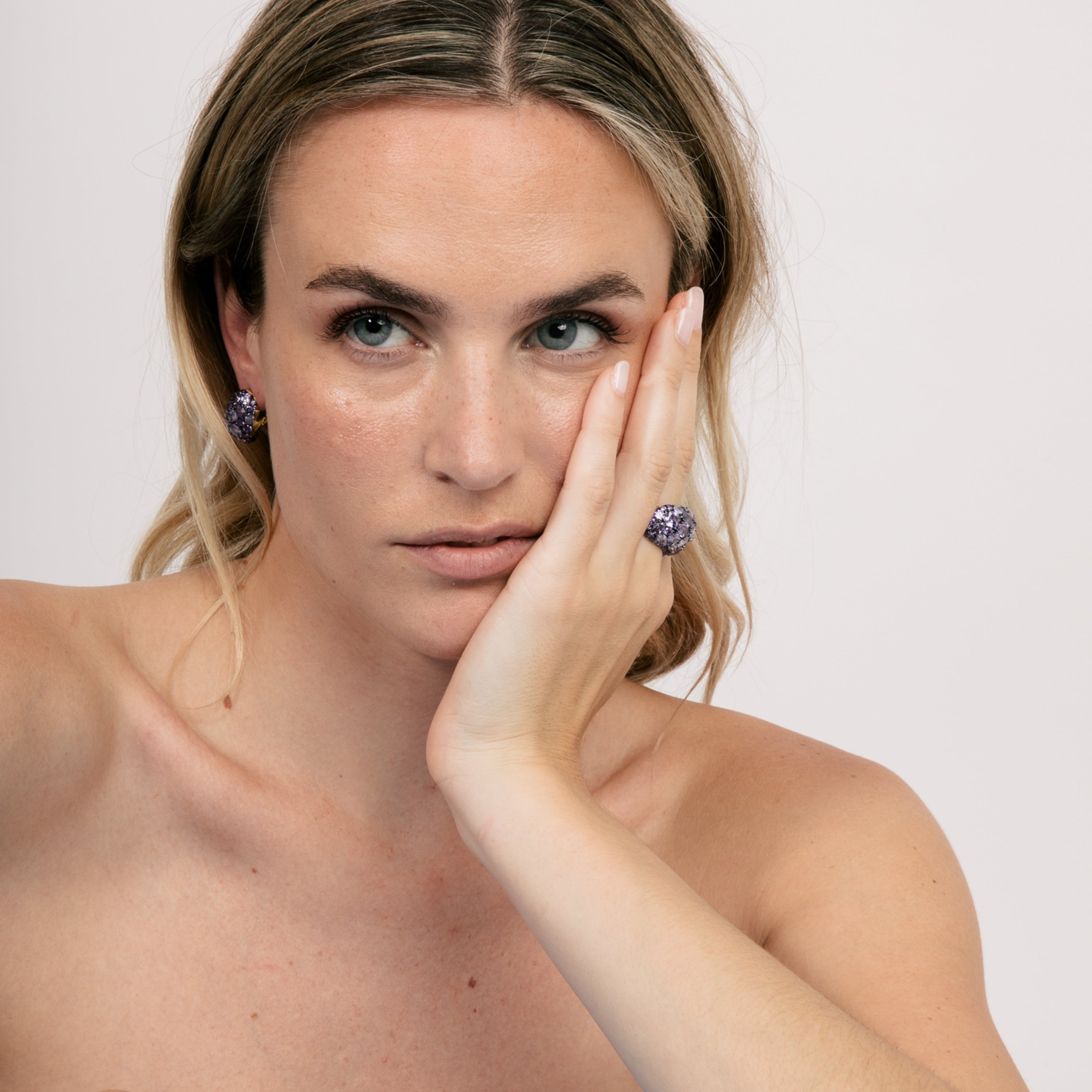 Anillo de Plata de Ley 925 y Circonita Amatista acabado en oro amarillo 18k - Overda