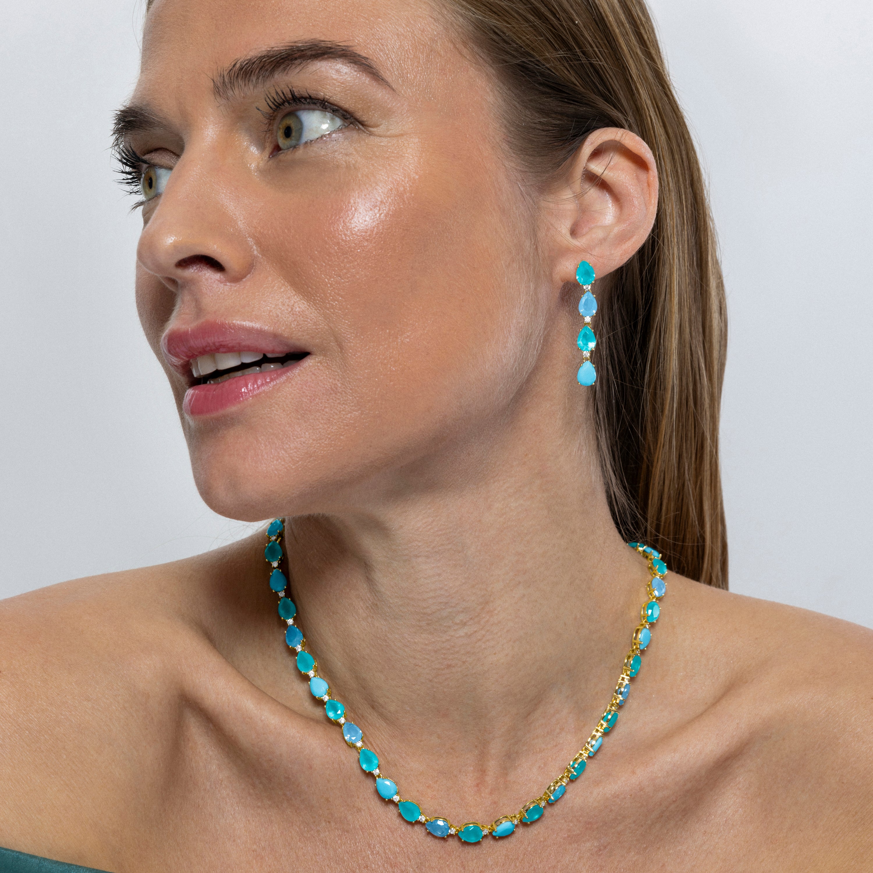 Collar de Cuarzo Hidrotermal Azul Claro acabado en oro amarillo de 18k - Iknas