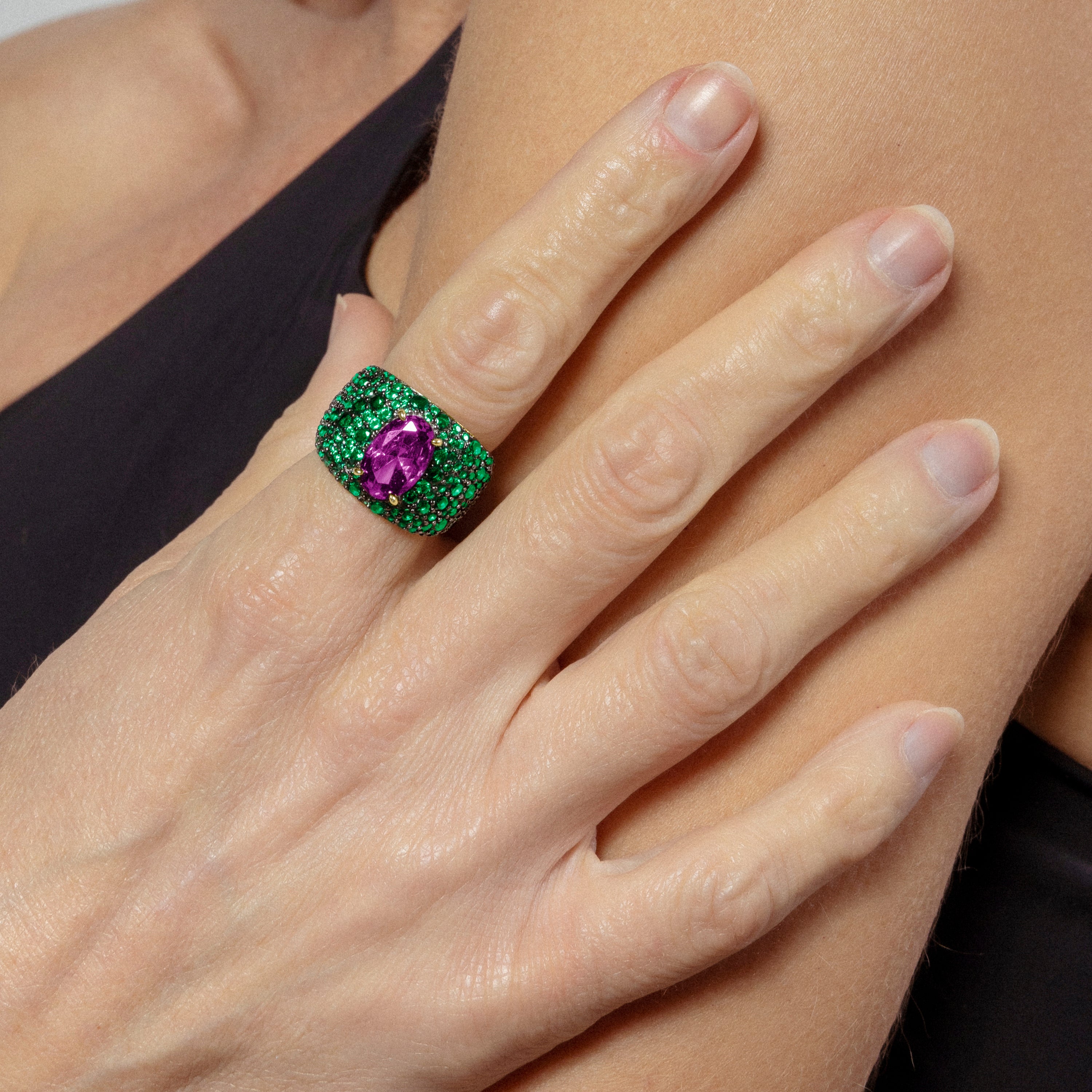 Anillo de Plata de Ley 925 y Circonita Esmeralda acabado en oro amarillo de 18k - Korwise