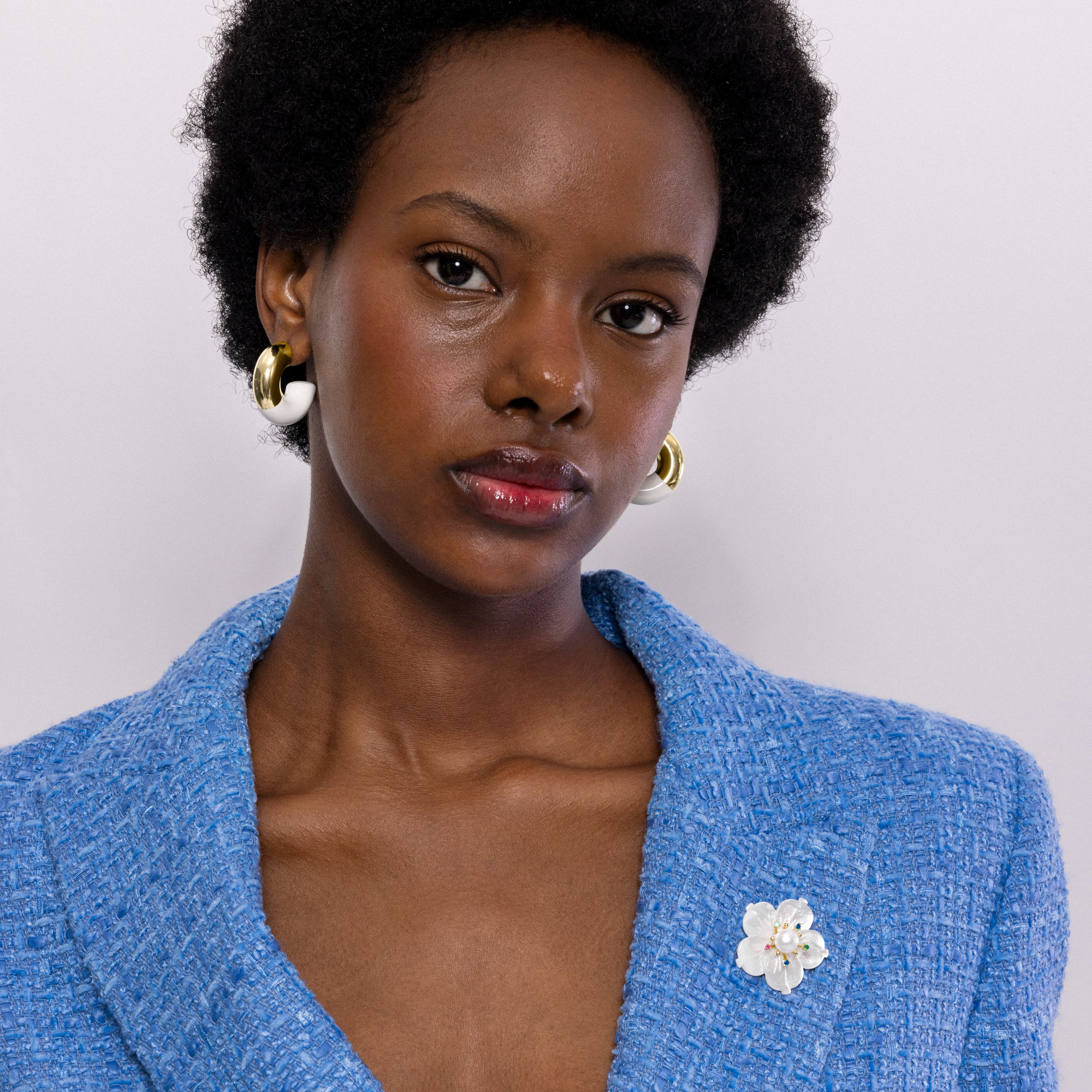 Broche con Madreperla Blanca acabados en oro amarillo de 18K - Flor