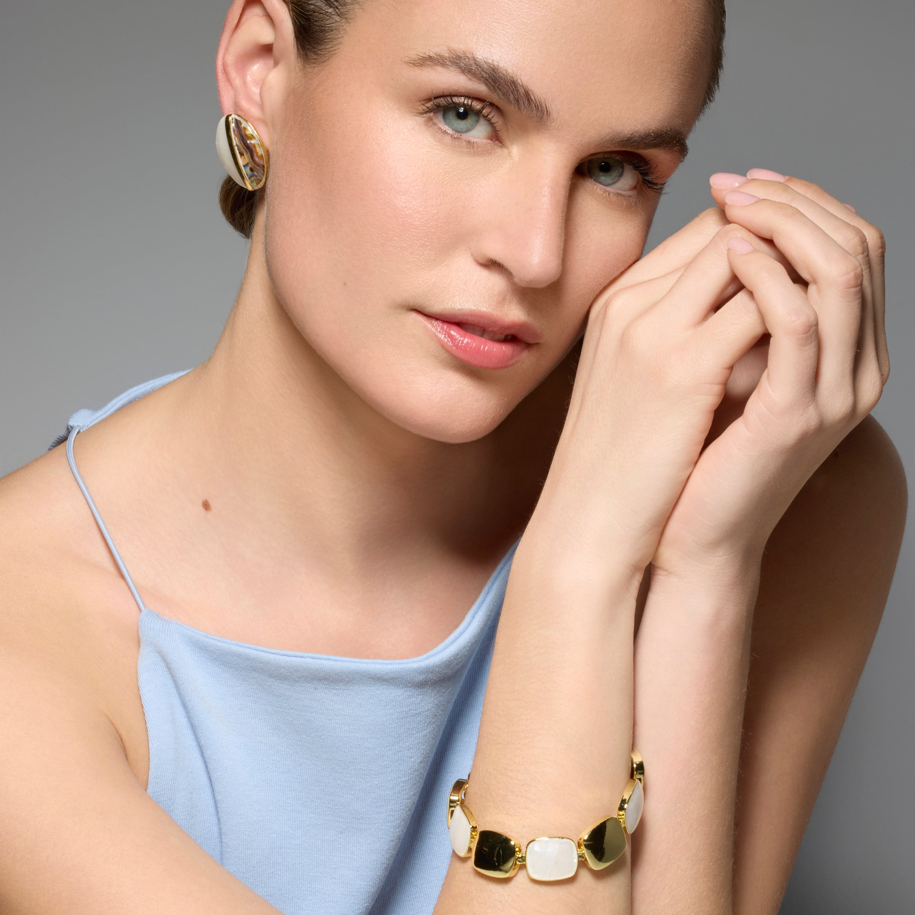 Pendientes acabado oro amarillo de 18k y Madreperla Blanca - Thisca