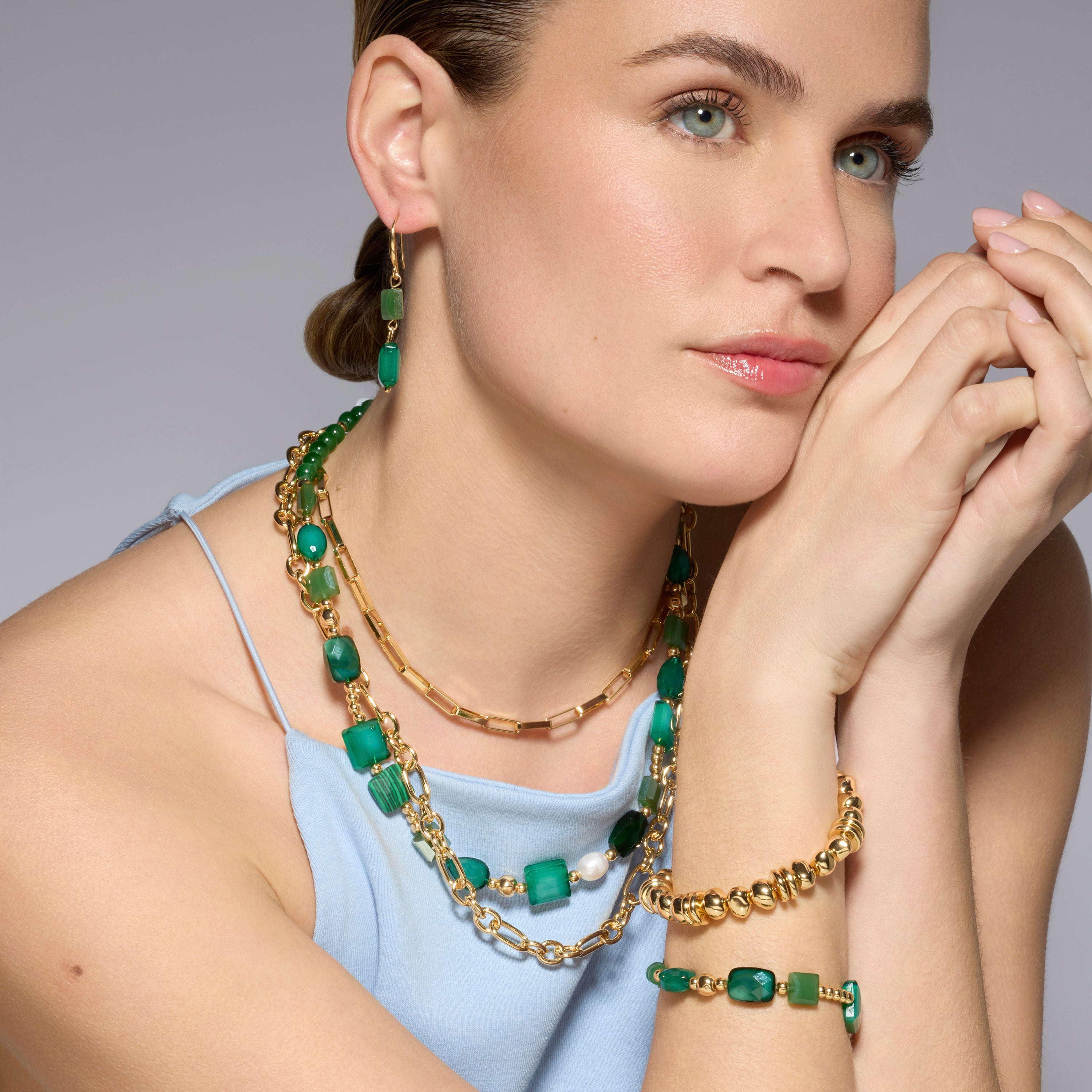 Ohrringe mit 18 Karat Gelbgold-Finish und grünem Kristall - Yasba