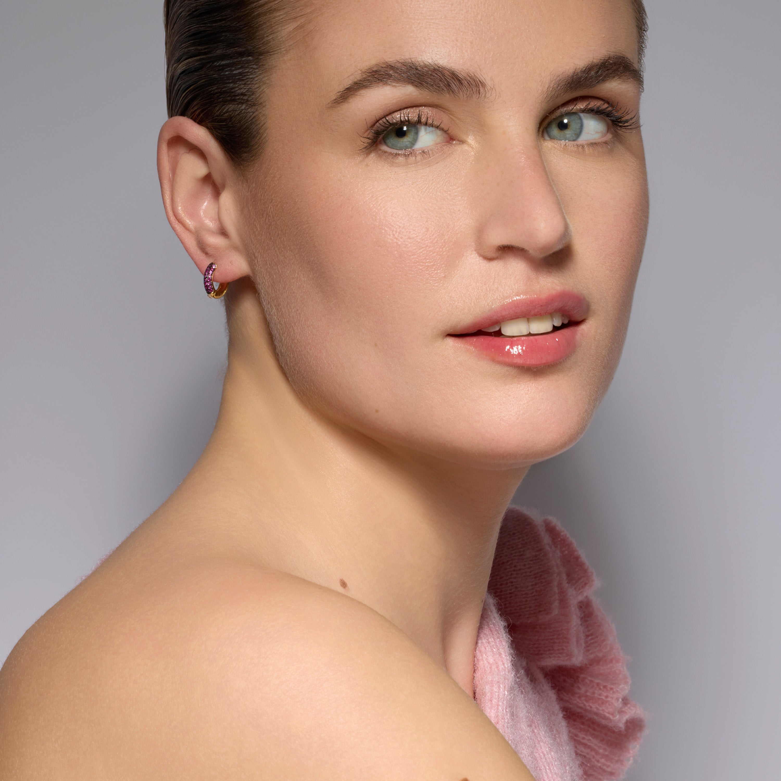 Pendientes de 9mm de diámetro acabado oro amarillo de 18k y Circonita Rubí - Lesrat