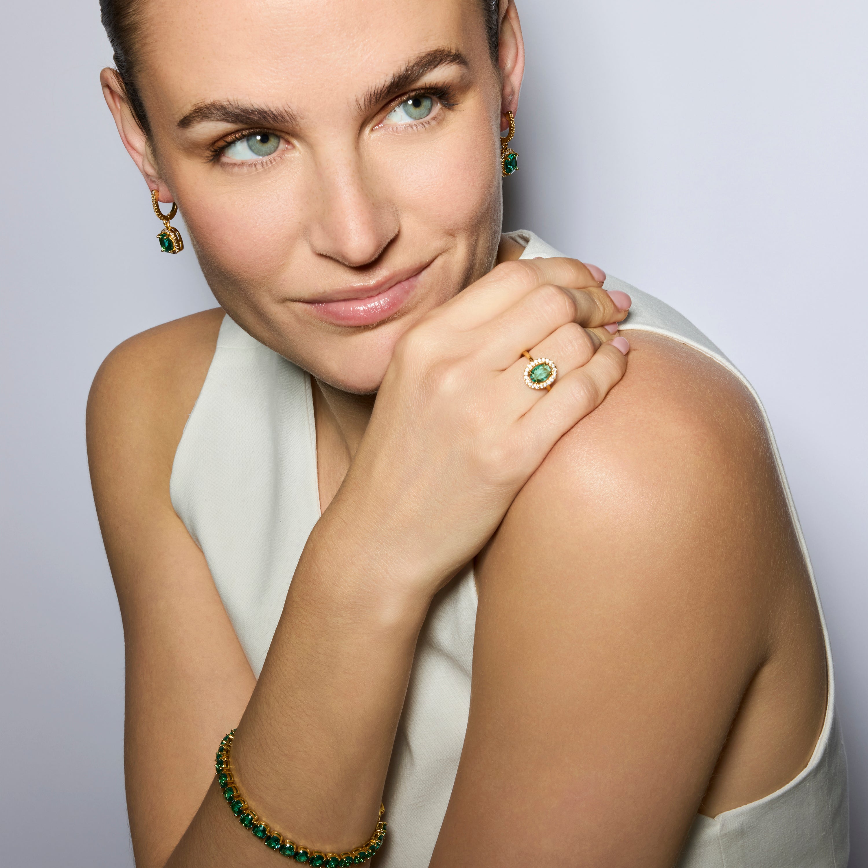 Anillo con Cuarzo Hidrotermal Verde Paraiba acabado oro amarillo 18k - Nor